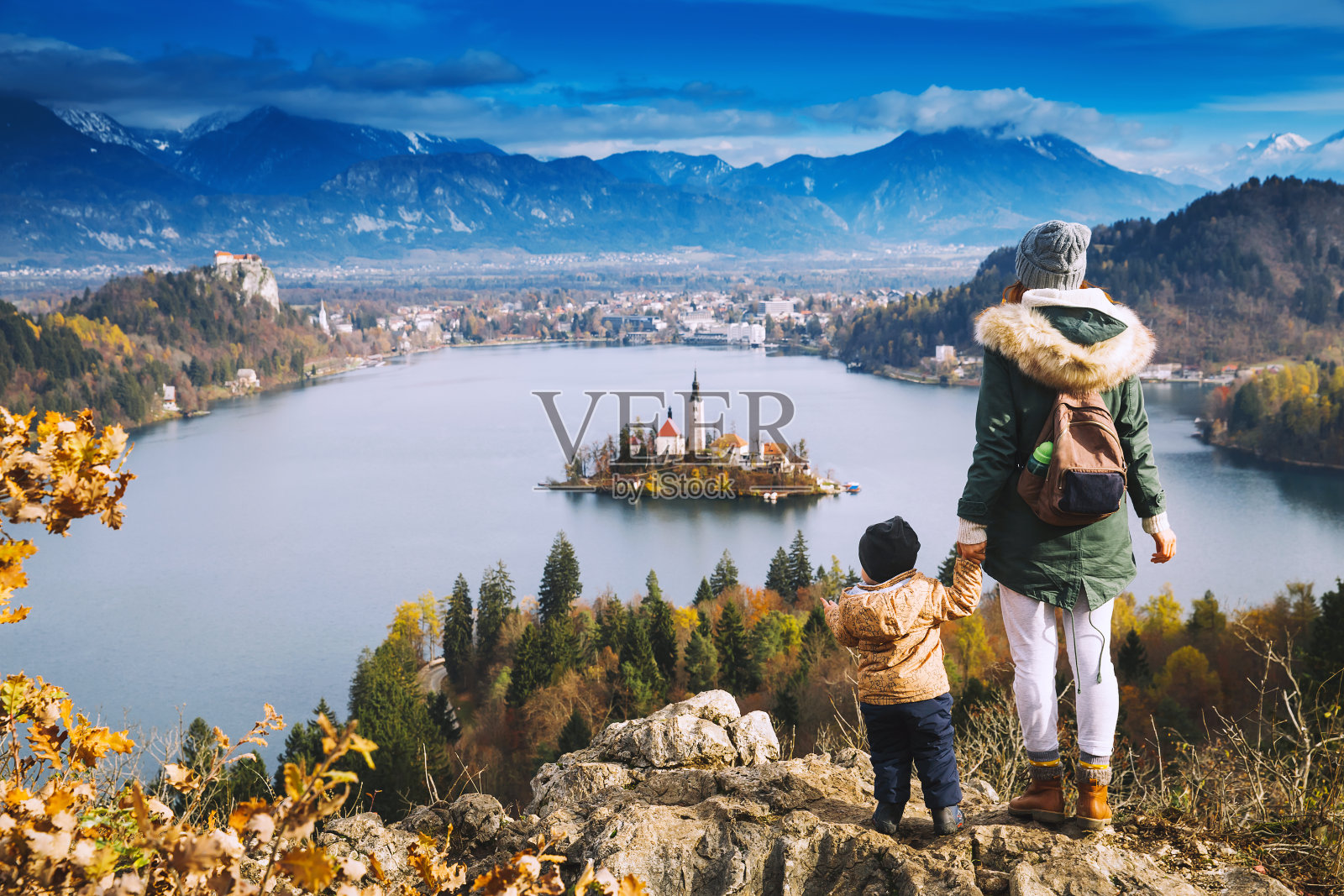 旅行家庭在看流血湖，斯洛文尼亚，欧洲照片摄影图片