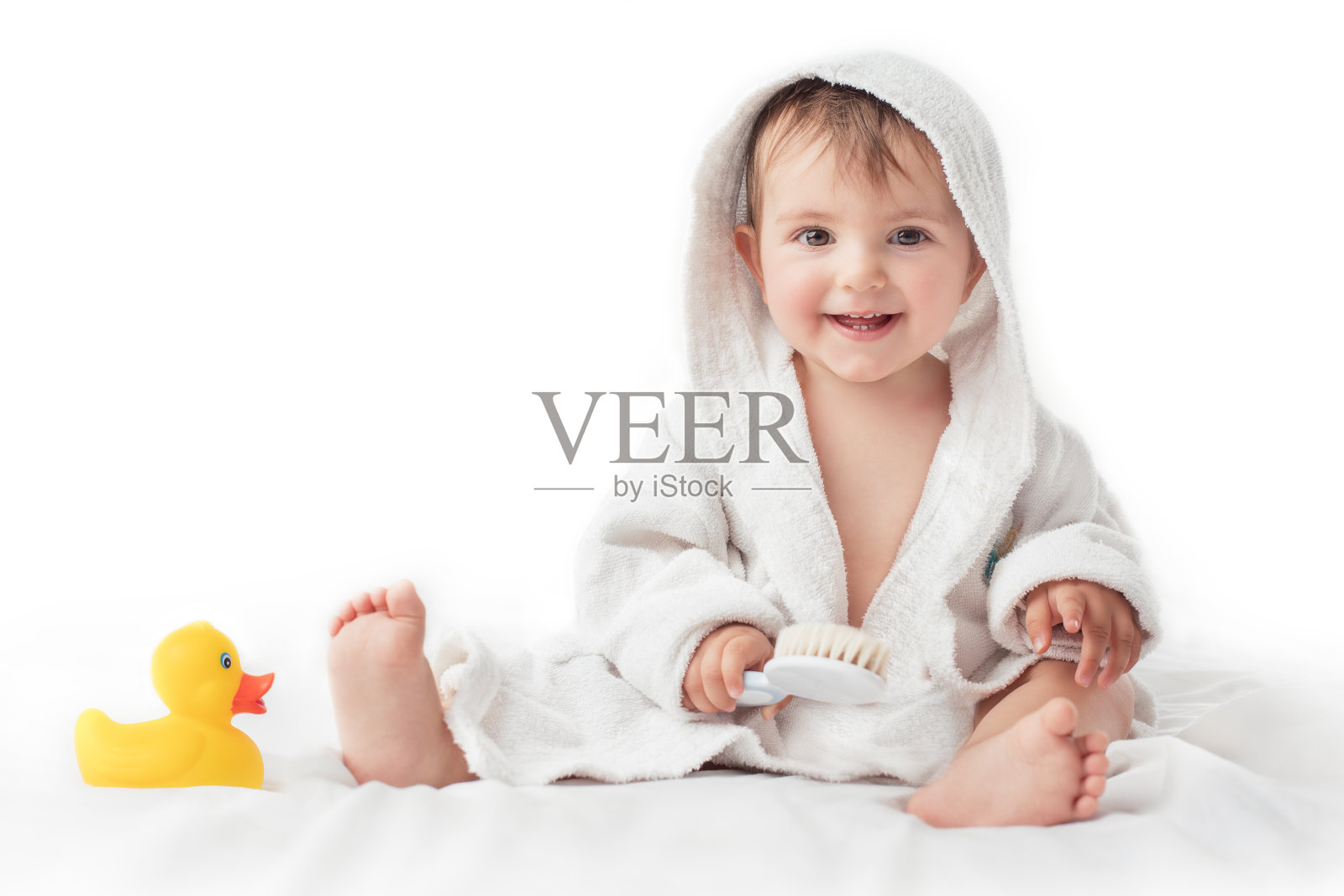 小婴儿在白毛巾下微笑，洗澡时的概念照片摄影图片