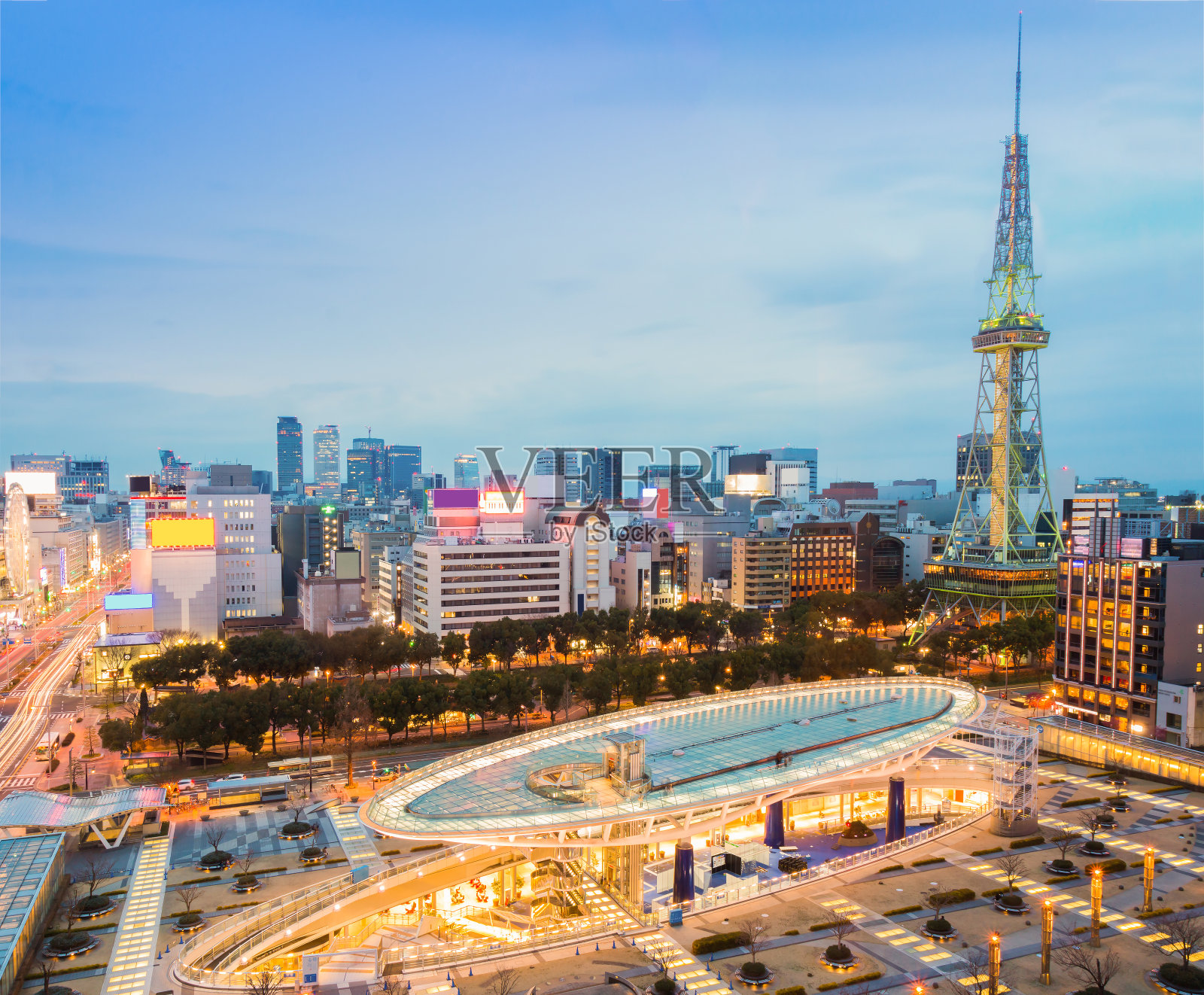 名古屋，日本城市天际线与名古屋电视塔在暮色中。照片摄影图片
