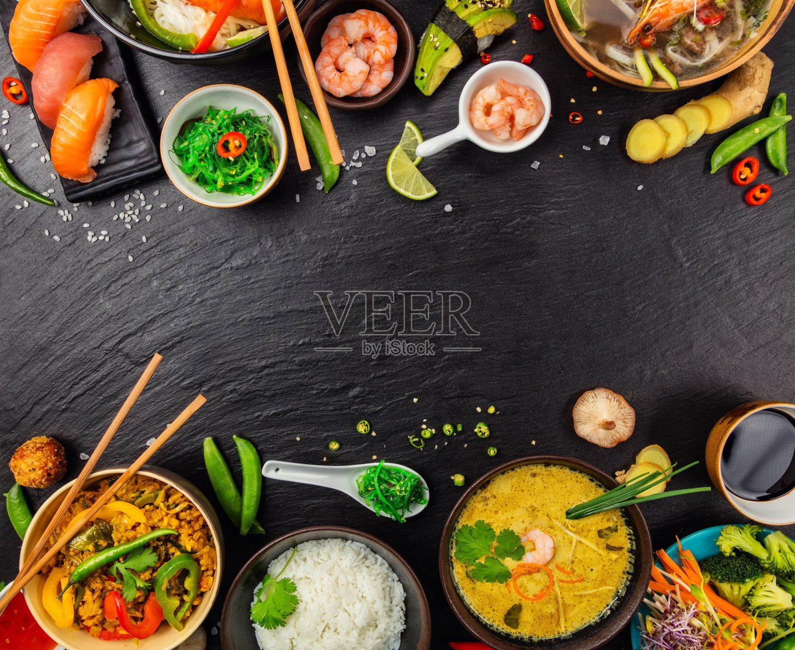 黑色的石头上的亚洲食物照片摄影图片