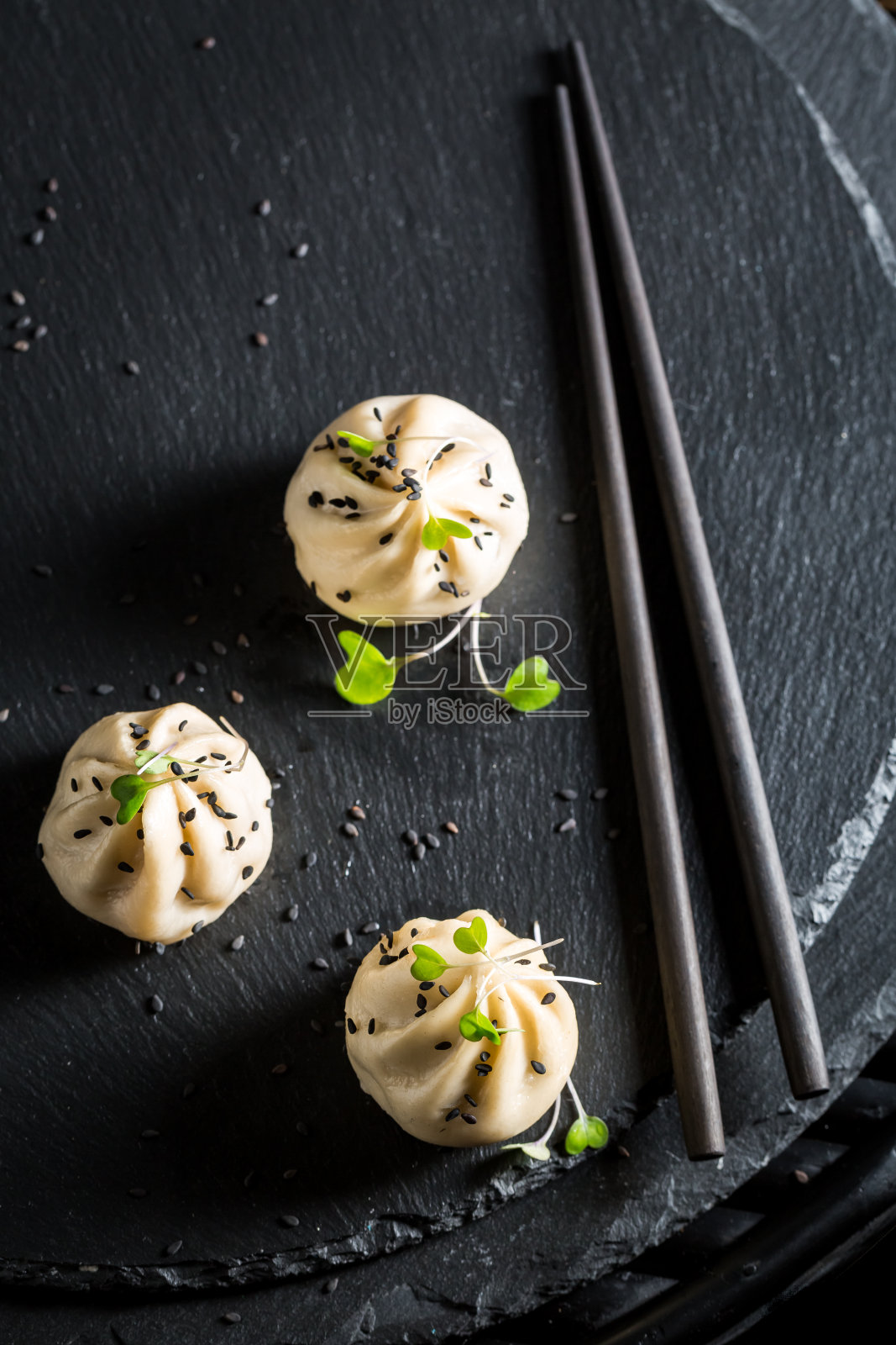 美味又热的黑岩螳螂饺子照片摄影图片