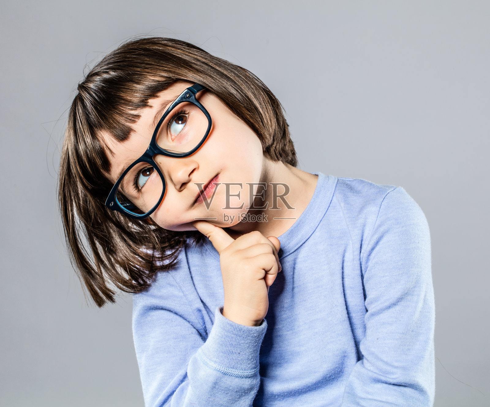 可爱的小女孩带着智能眼镜想象照片摄影图片