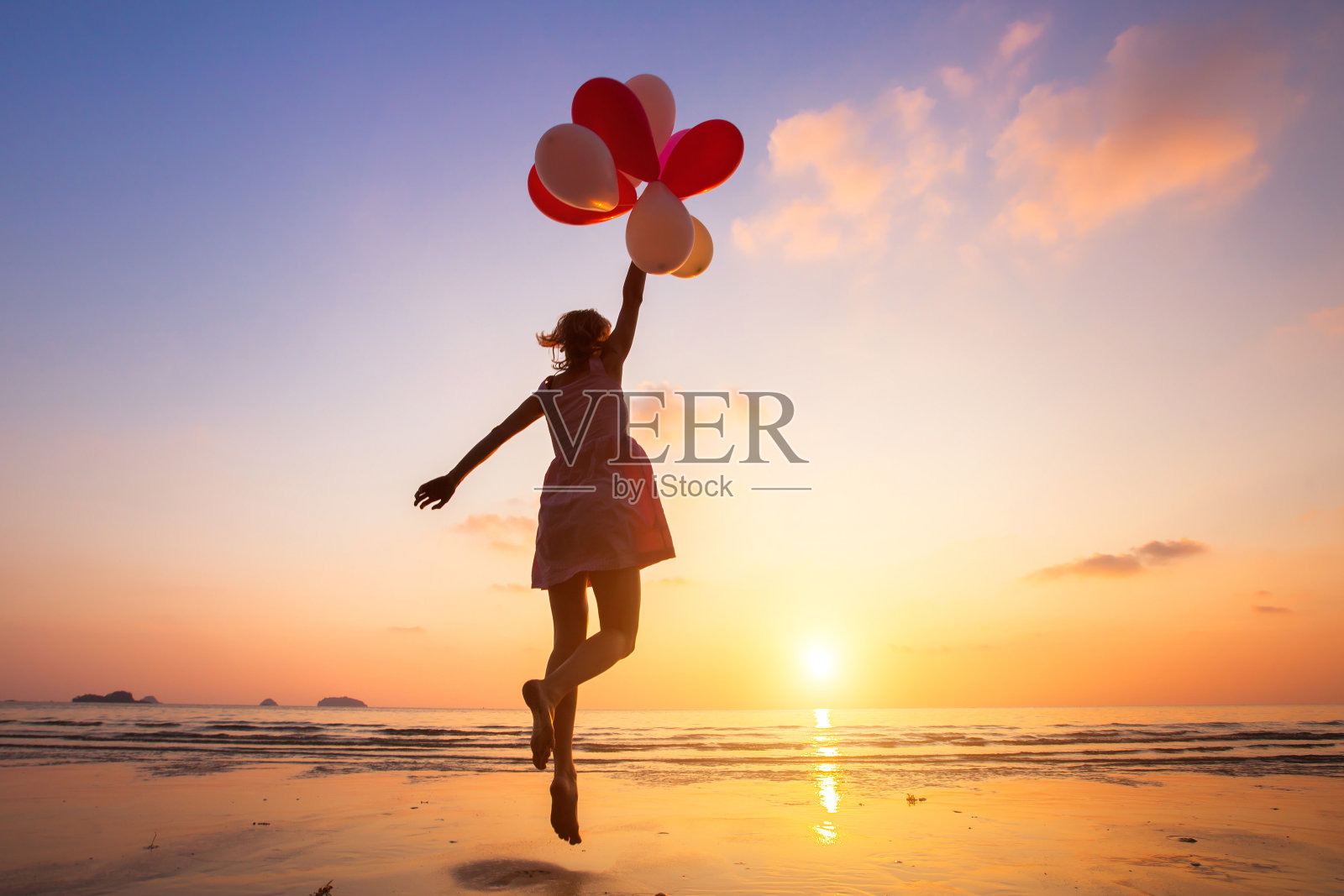 想象，快乐的女孩在五颜六色的气球上飞翔，梦想家照片摄影图片