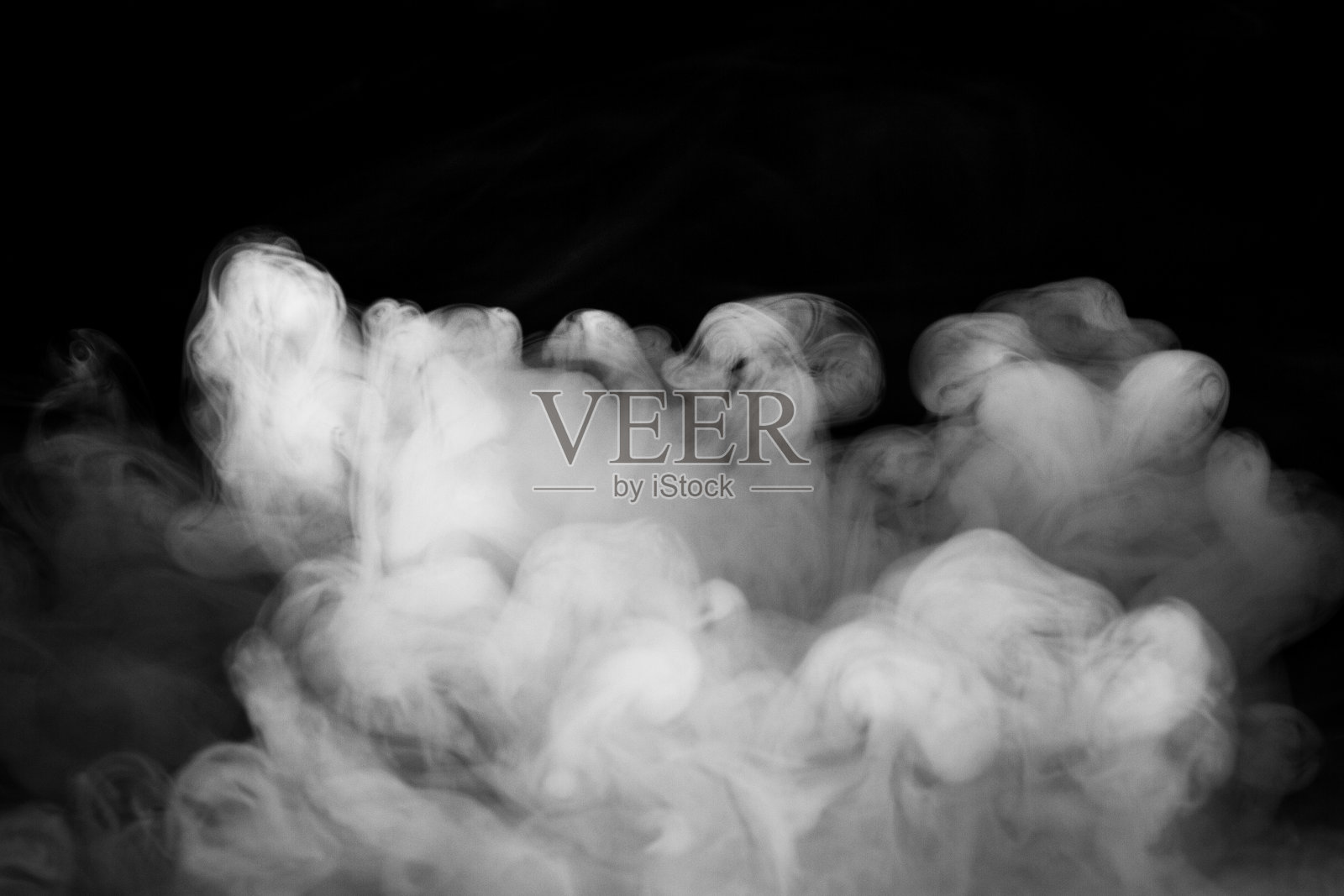 抽象的雾或烟雾移动在黑色背景照片摄影图片