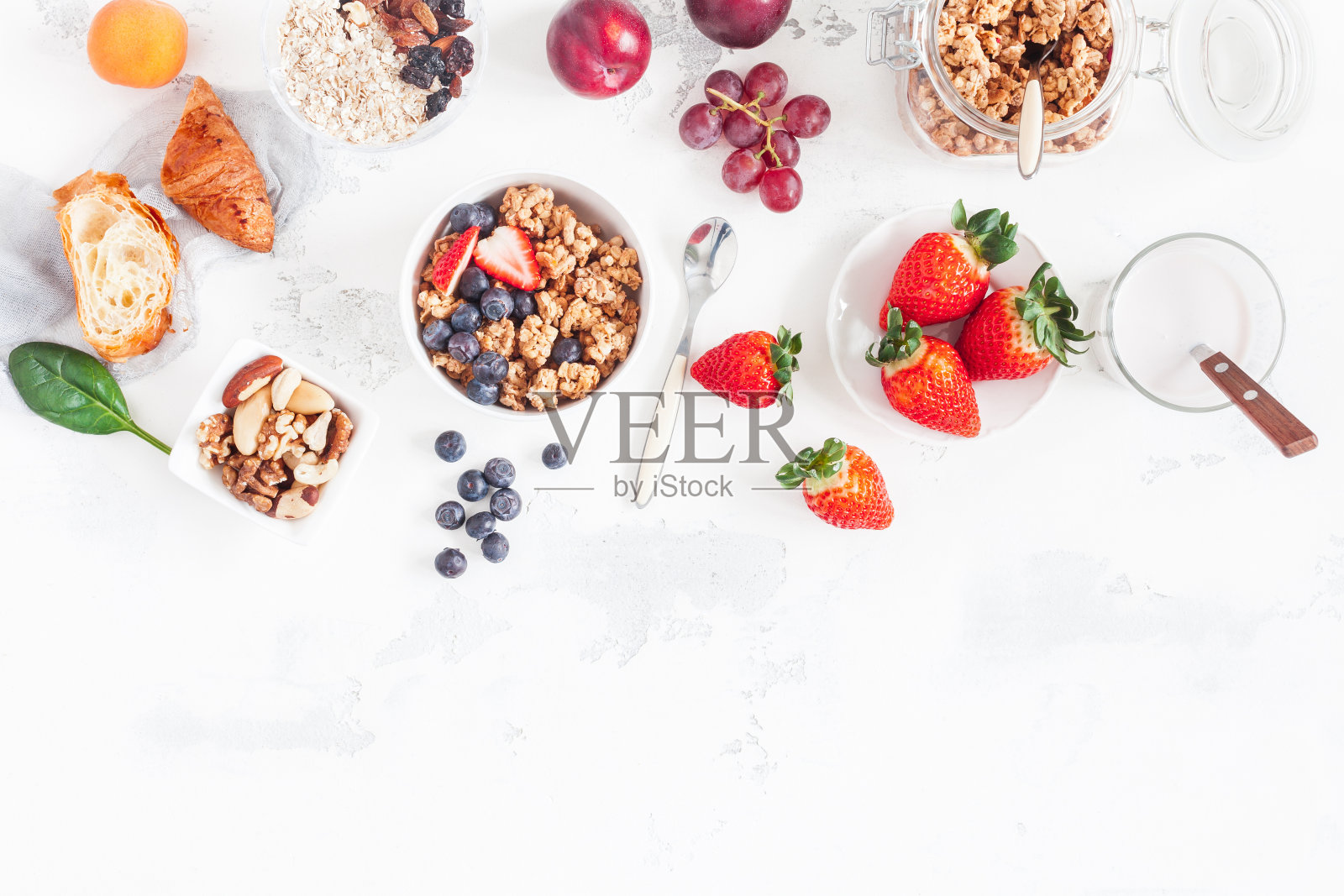 健康早餐，有什锦麦片，水果，浆果，坚果照片摄影图片