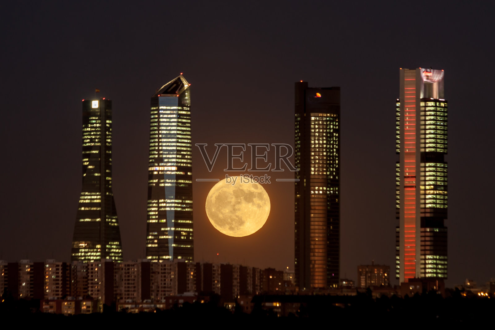 四塔天际线的超级月亮。马德里,西班牙照片摄影图片