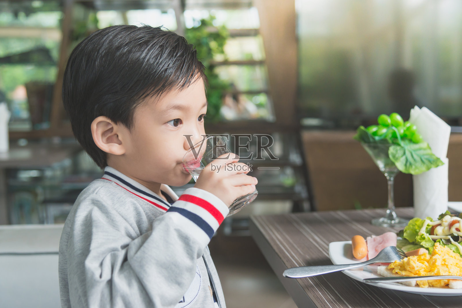 可爱的亚洲孩子喝水照片摄影图片