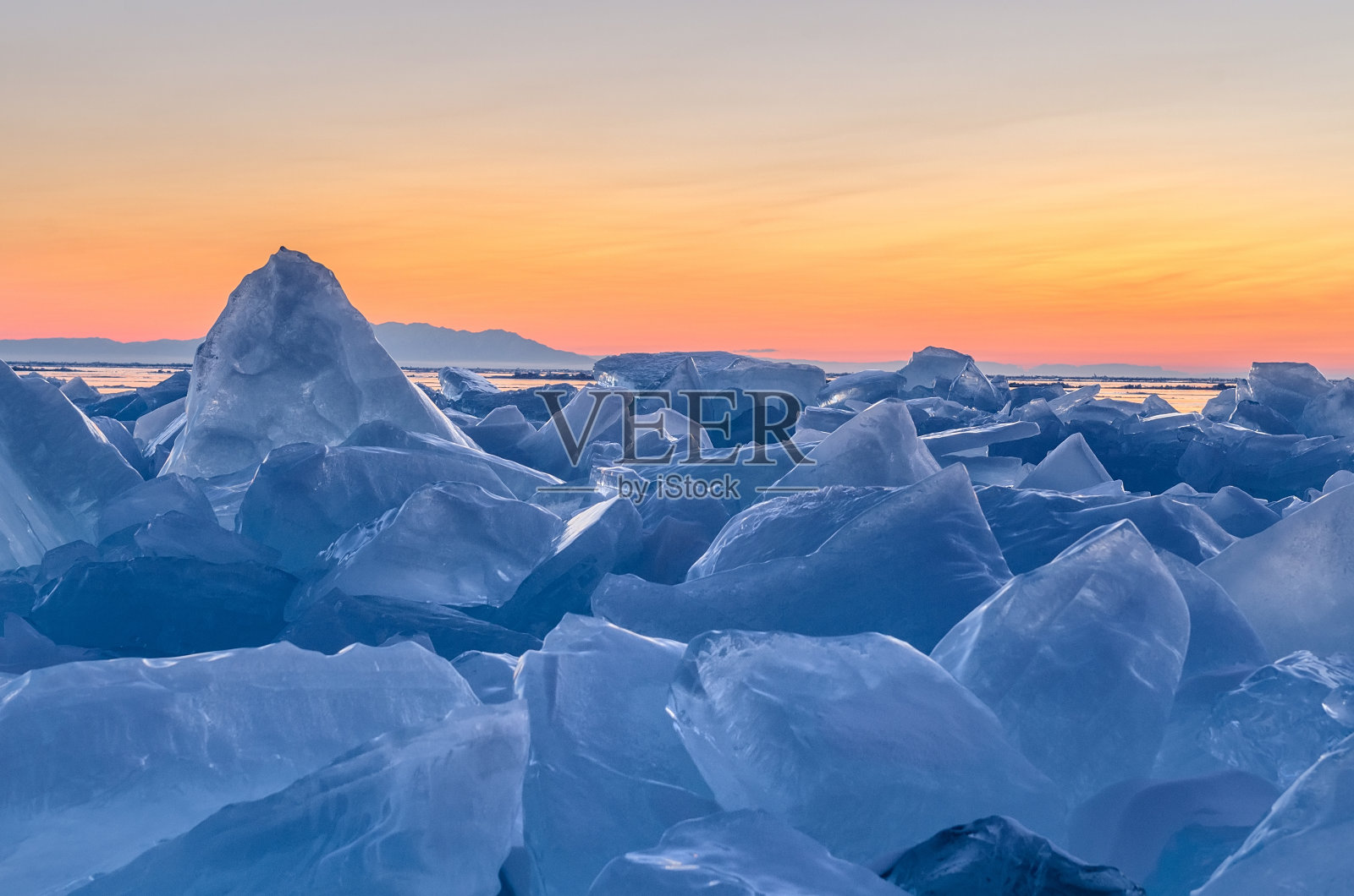俄罗斯贝加尔湖冰面上的冰丘照片摄影图片