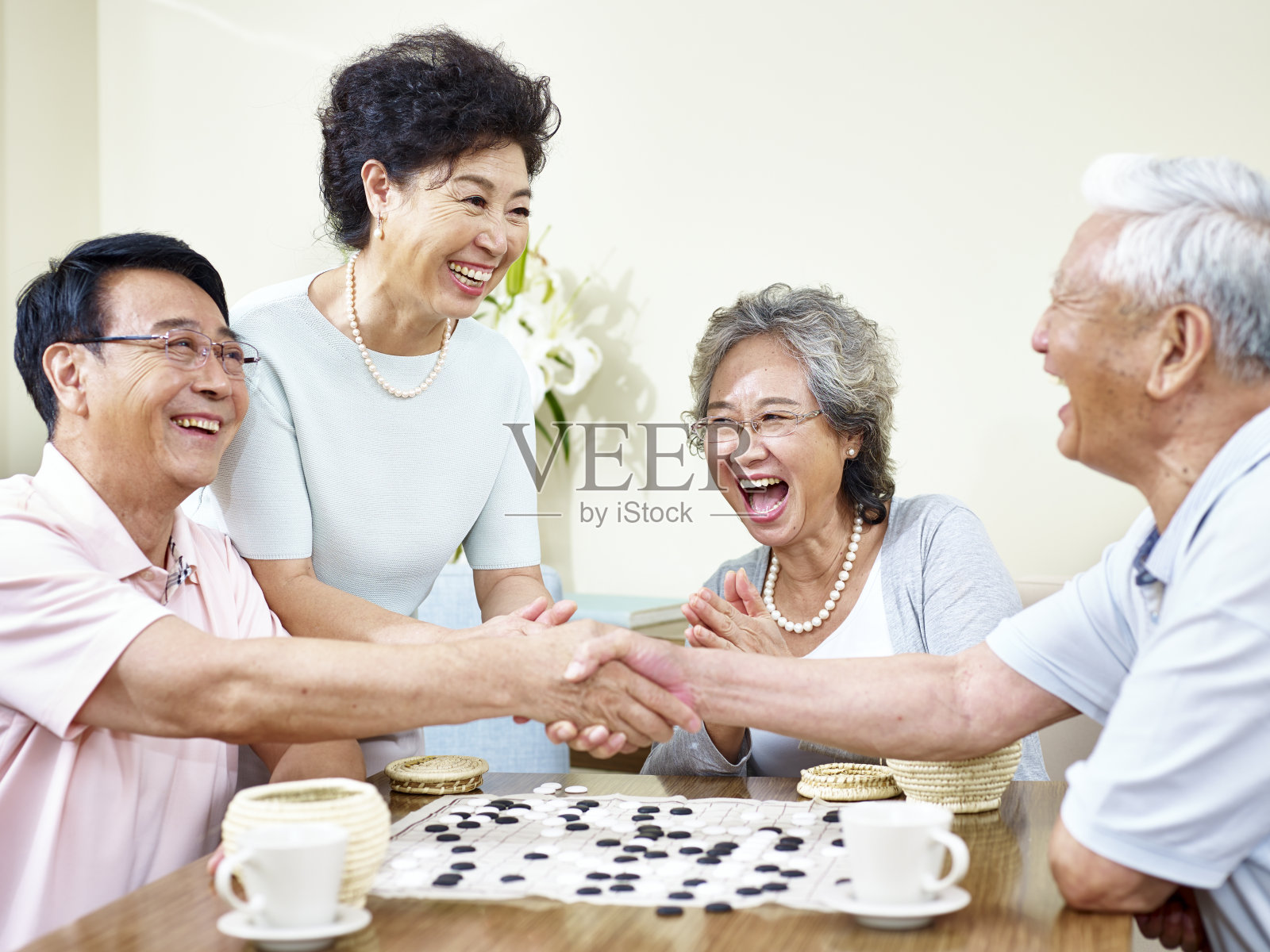 亚洲老年人玩围棋照片摄影图片