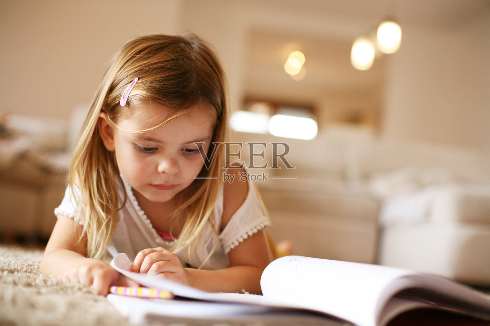 小女孩在家看书。照片摄影图片