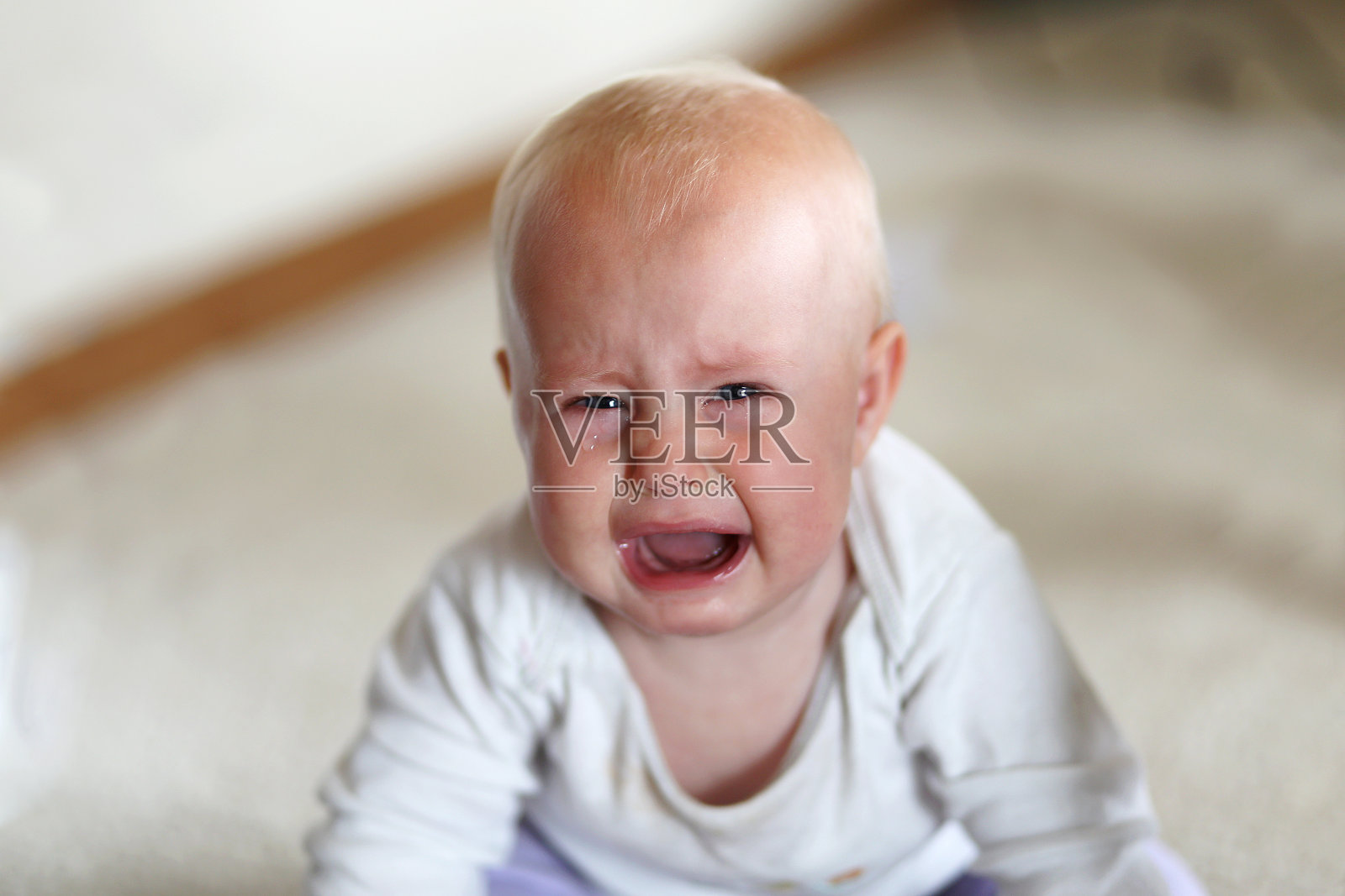 哭6个月大的女婴照片摄影图片
