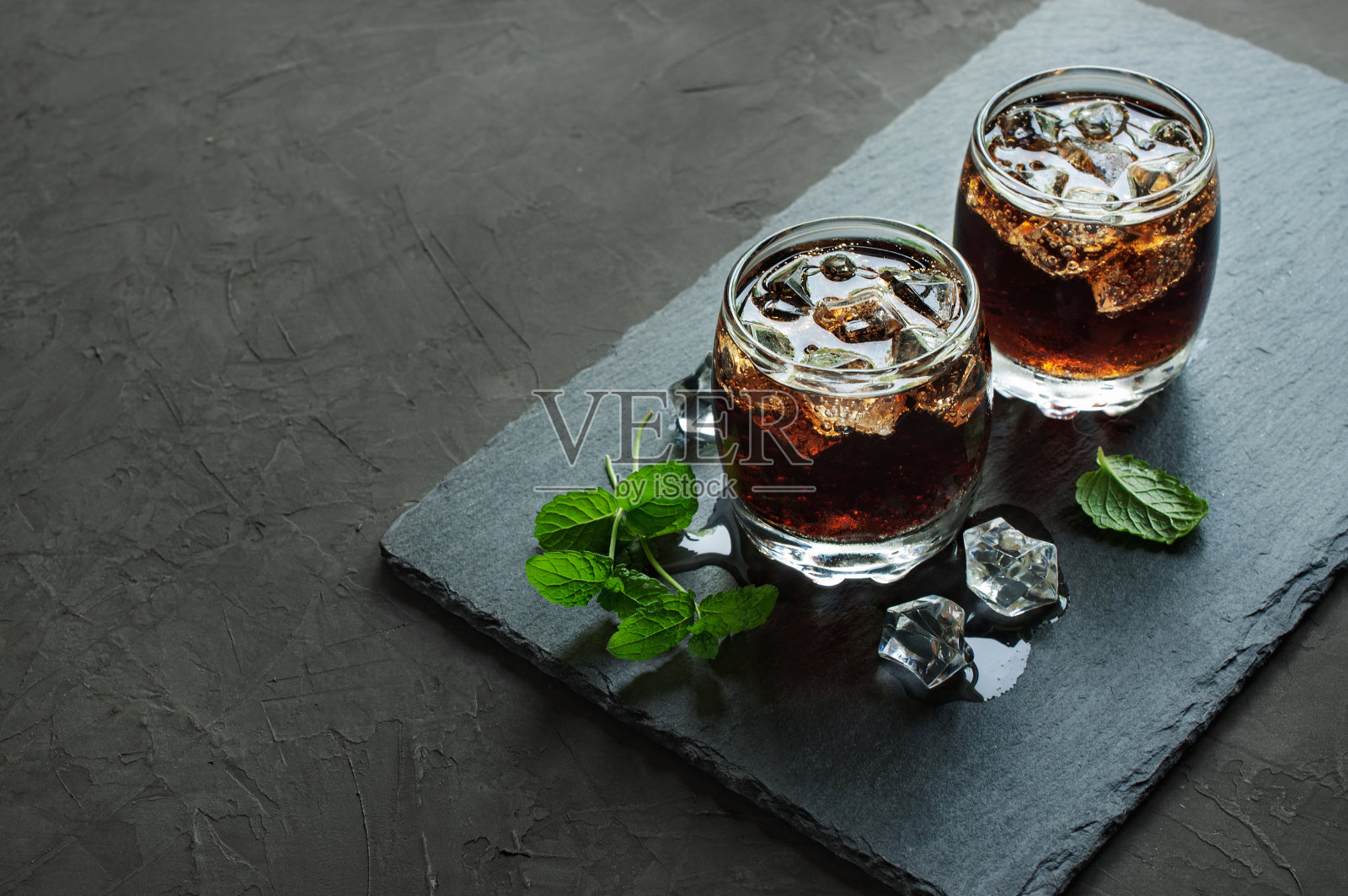 威士忌和可乐加冰块照片摄影图片