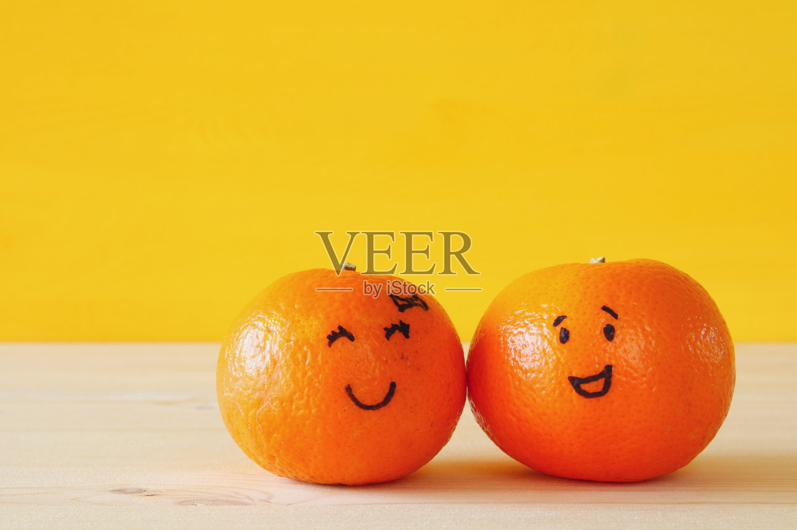 画着笑脸的两个小柑橘照片摄影图片