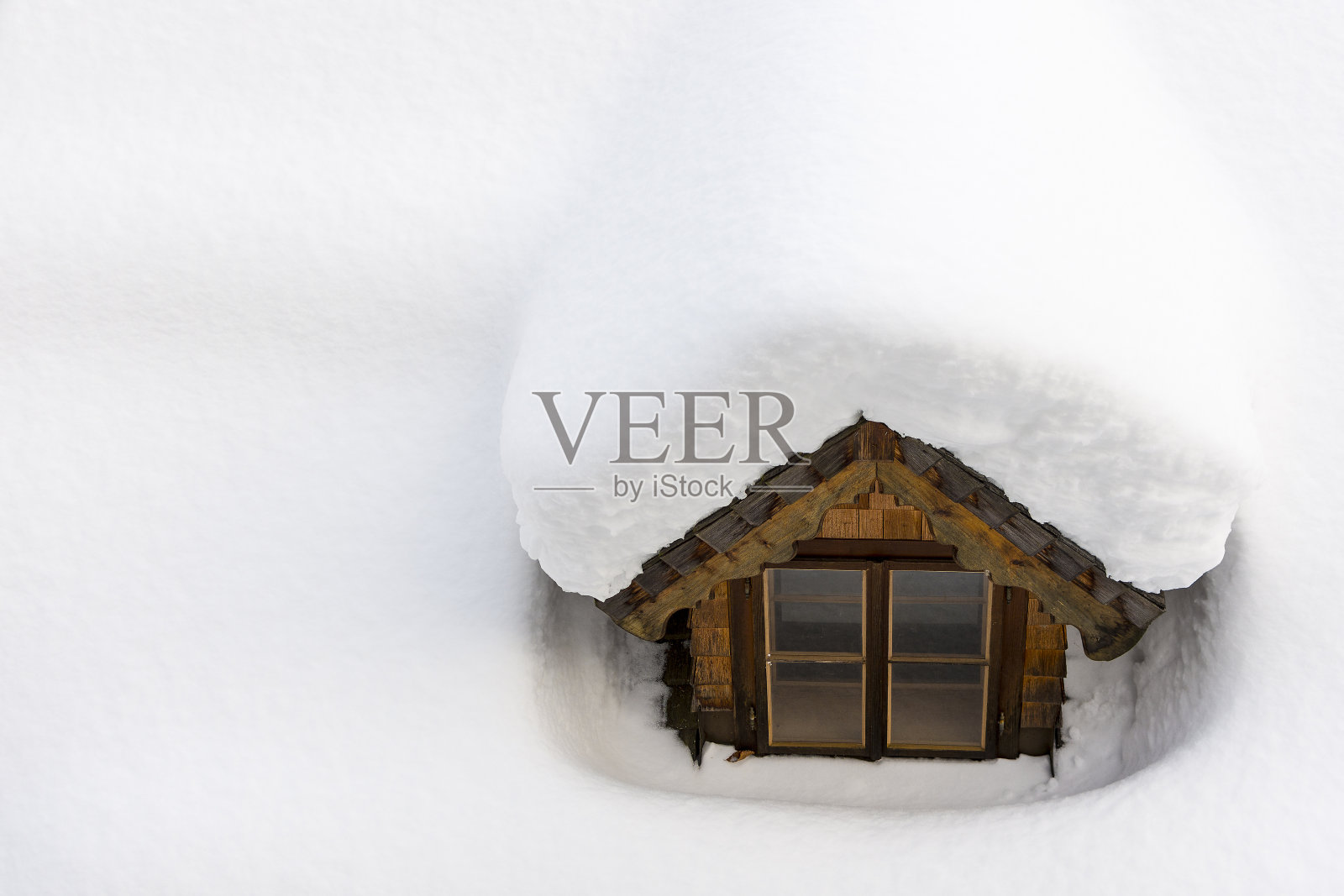 屋顶窗户被冬天的雪覆盖。保温概念照片摄影图片