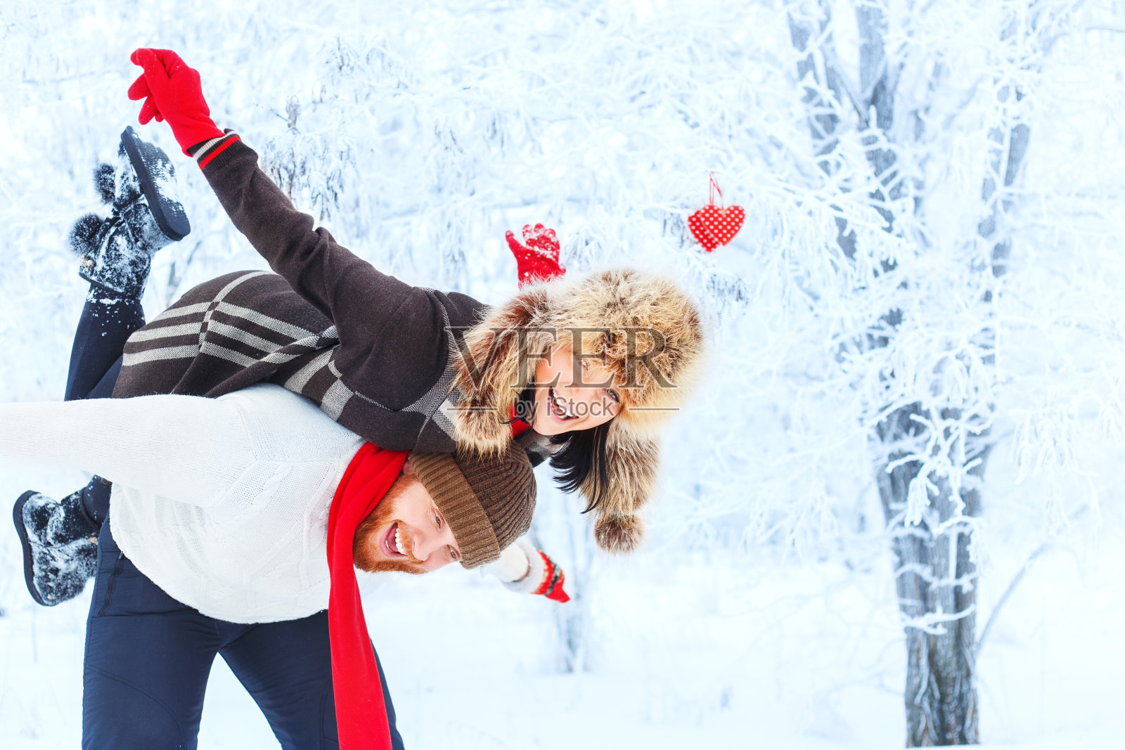 年轻幸福的夫妇在冬天的森林照片摄影图片