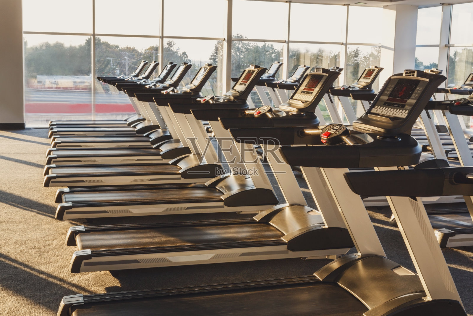 现代化的健身房内部配备设备，跑步机健身有氧训练照片摄影图片