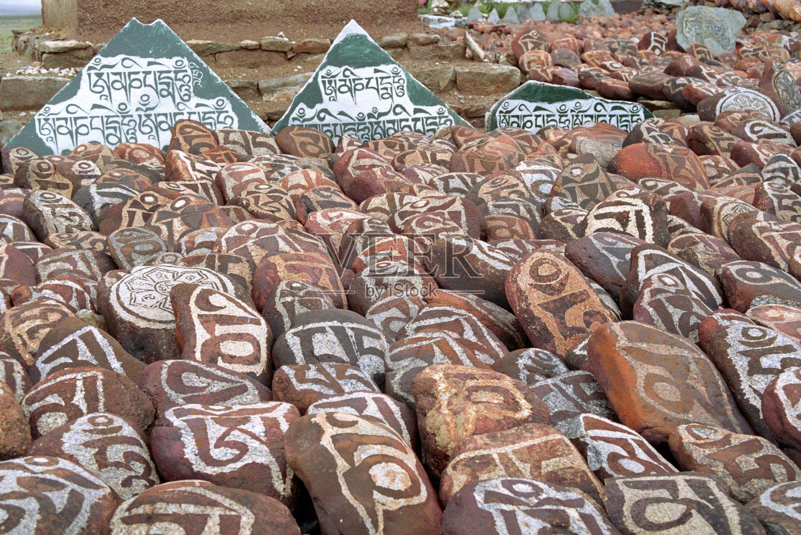圣湖玛旁雍错的鹅卵石上刻着佛教咒语。照片摄影图片