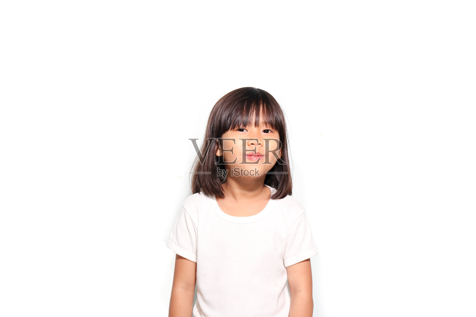 6岁亚洲女孩微笑在白色t恤照片摄影图片
