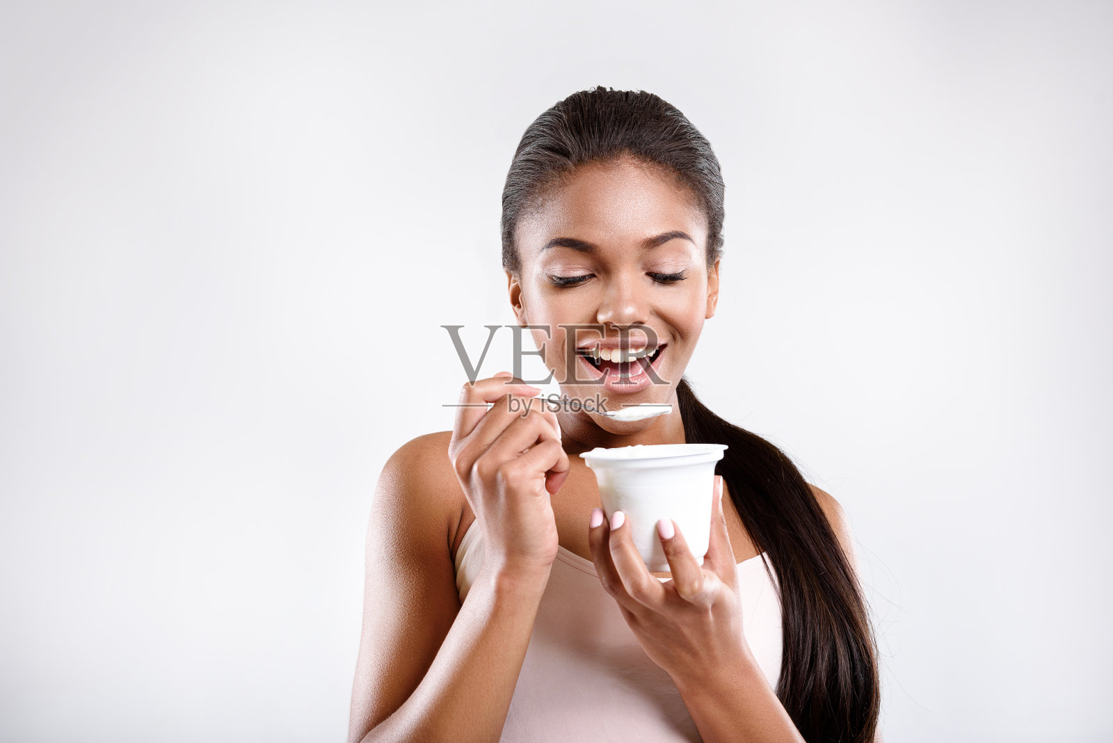 幸福的女人在吃酸奶照片摄影图片