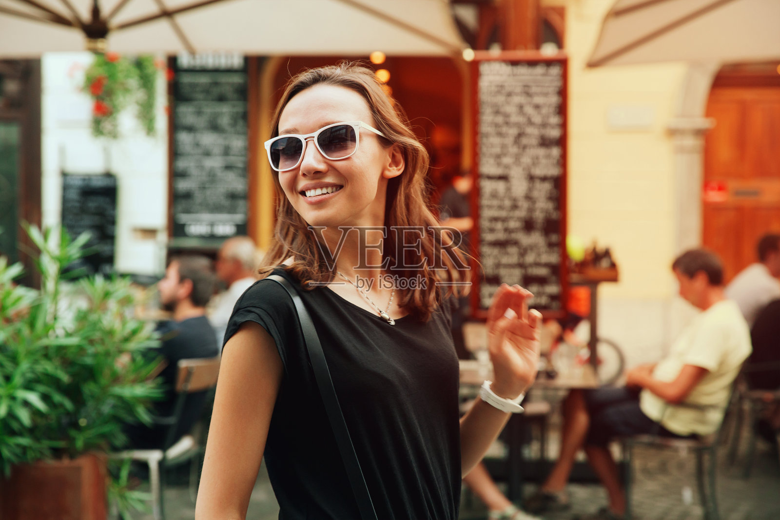 欧洲老城街道背景上的微笑女人照片摄影图片