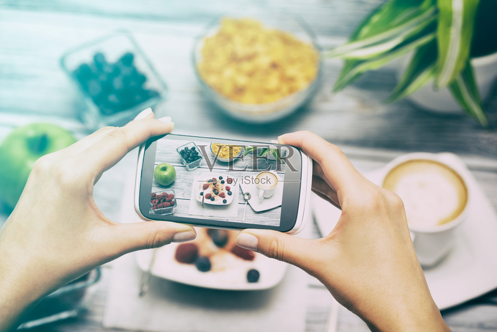 用智能手机拍摄食物。照片摄影图片