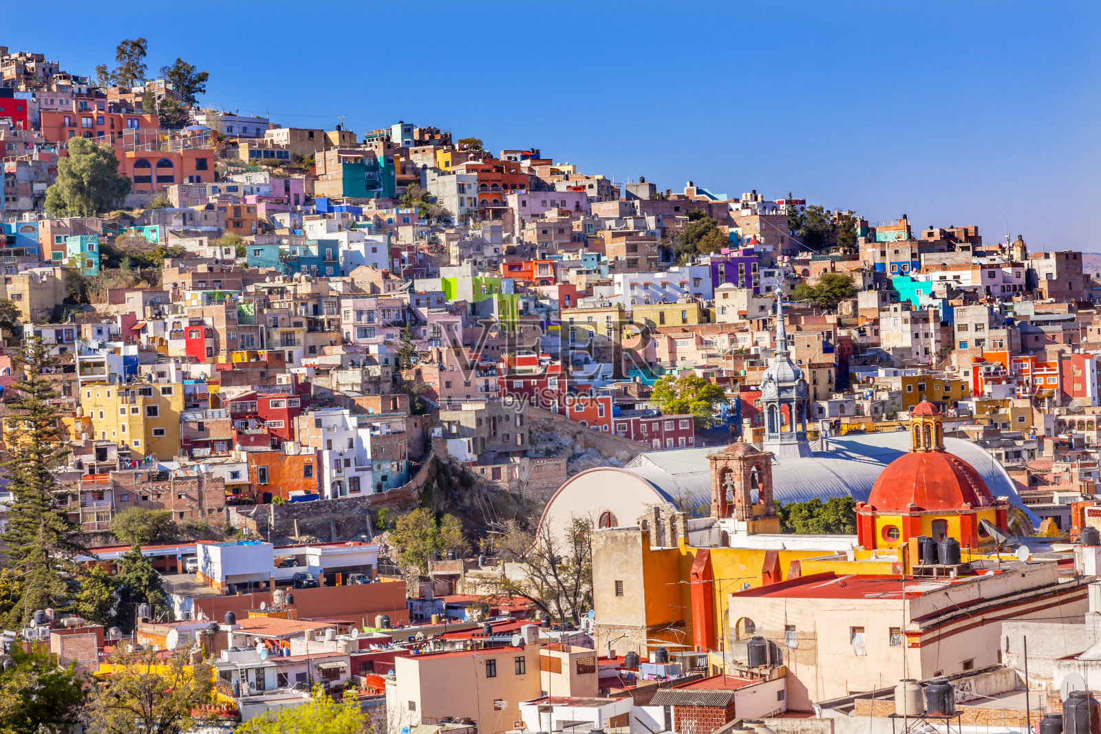 墨西哥瓜纳华托伊格莱西亚圣罗克市场的彩色房屋照片摄影图片