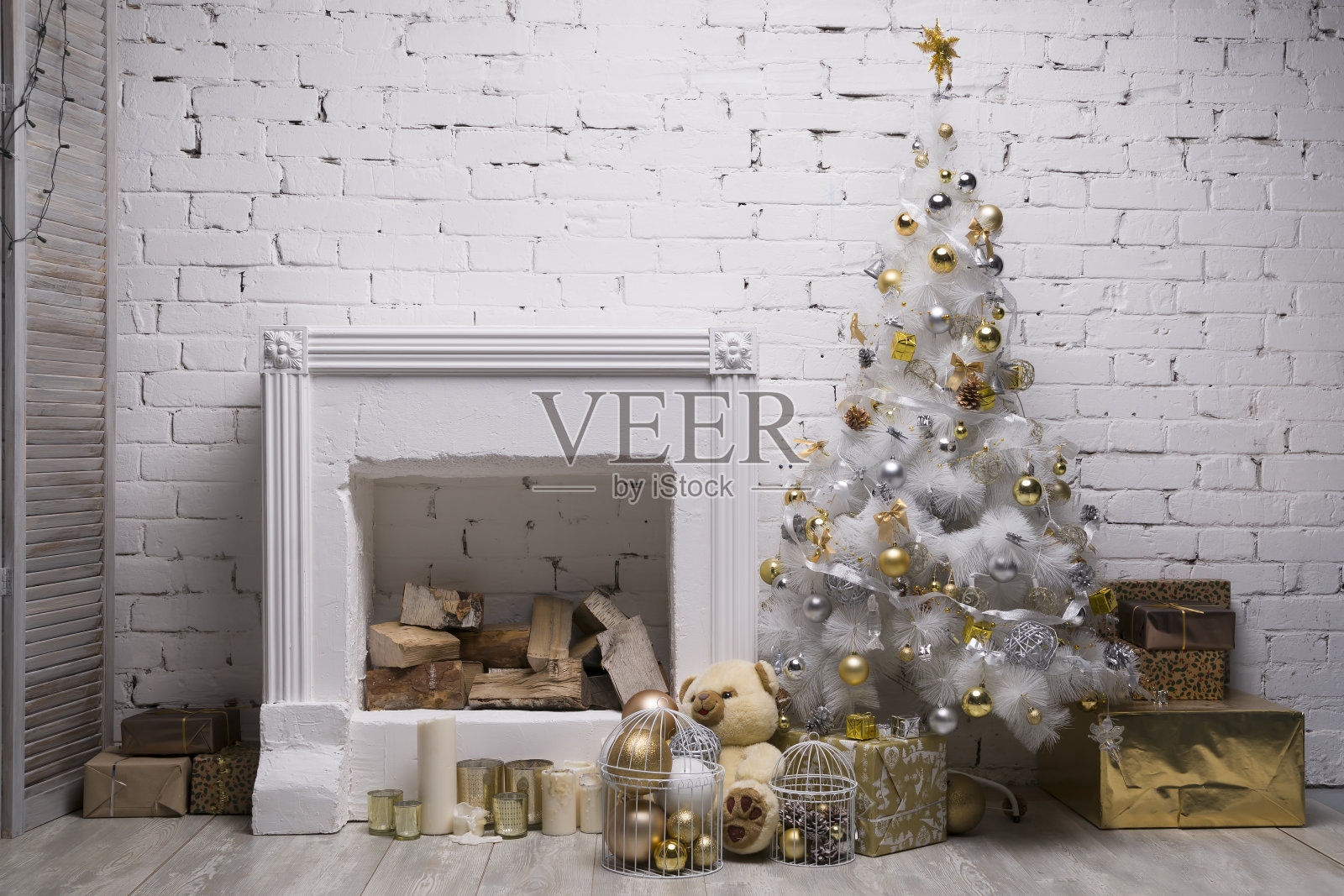 白色圣诞树上有金色和银色的球，礼盒照片摄影图片