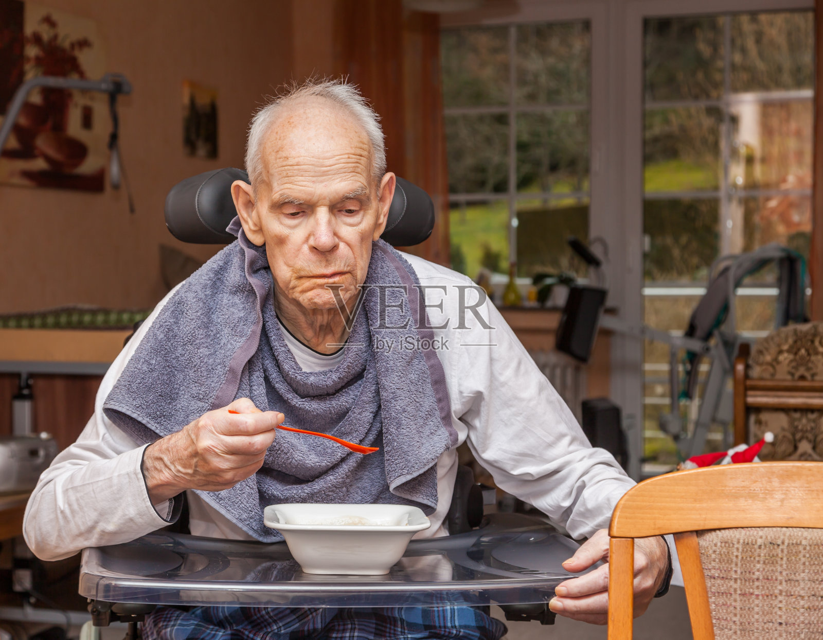 需要照顾老年人吃东西照片摄影图片