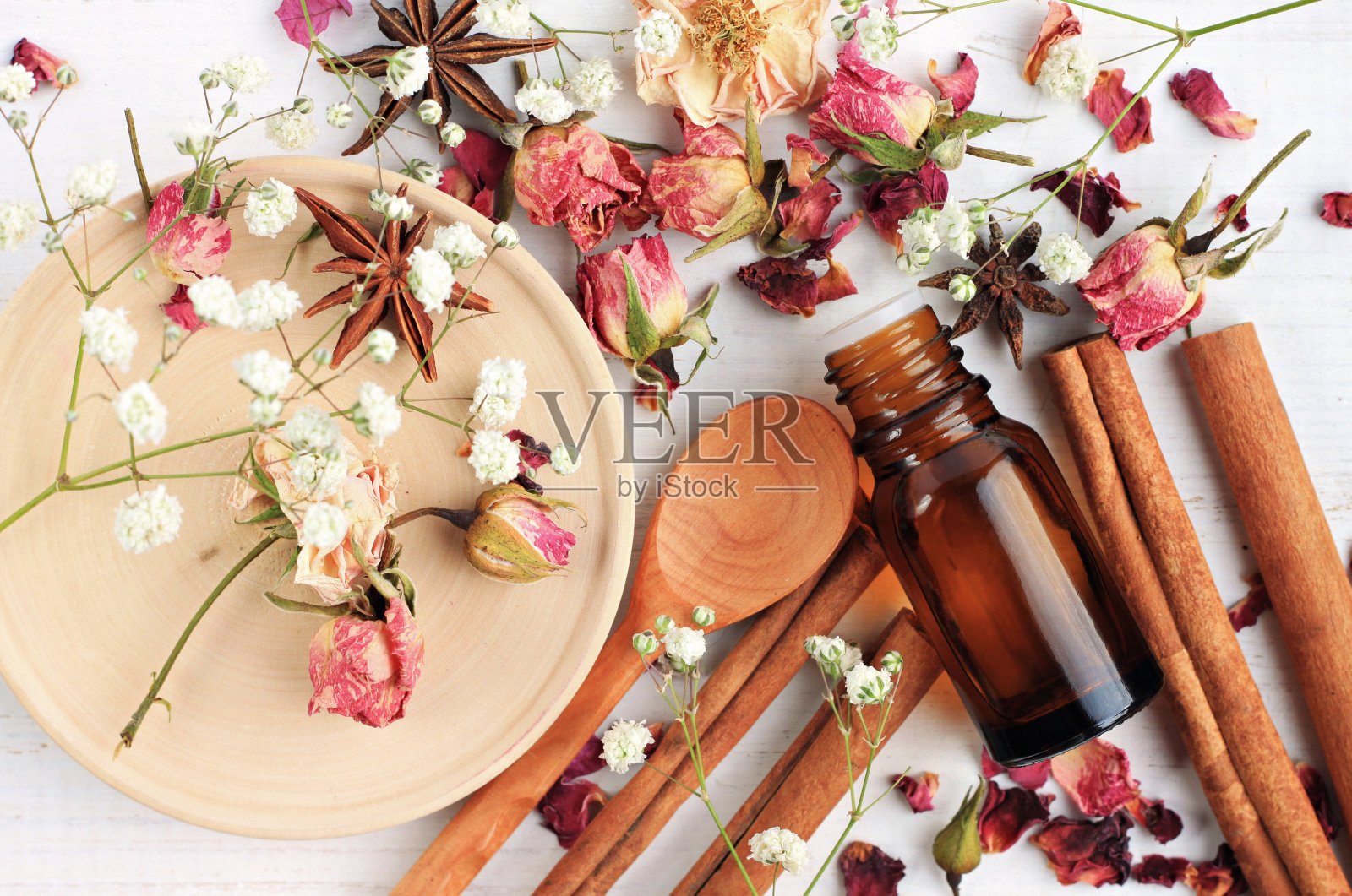 玫瑰，肉桂，茴香混合精油照片摄影图片