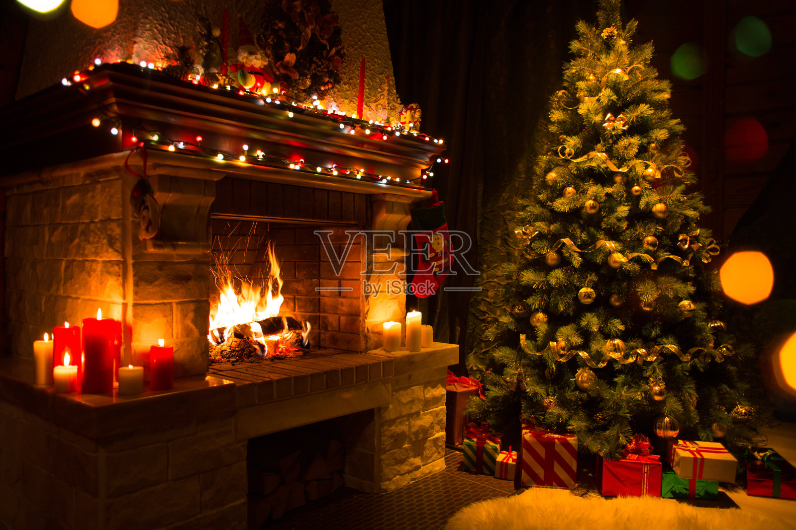 圣诞室内装饰有圣诞树、礼物和壁炉照片摄影图片
