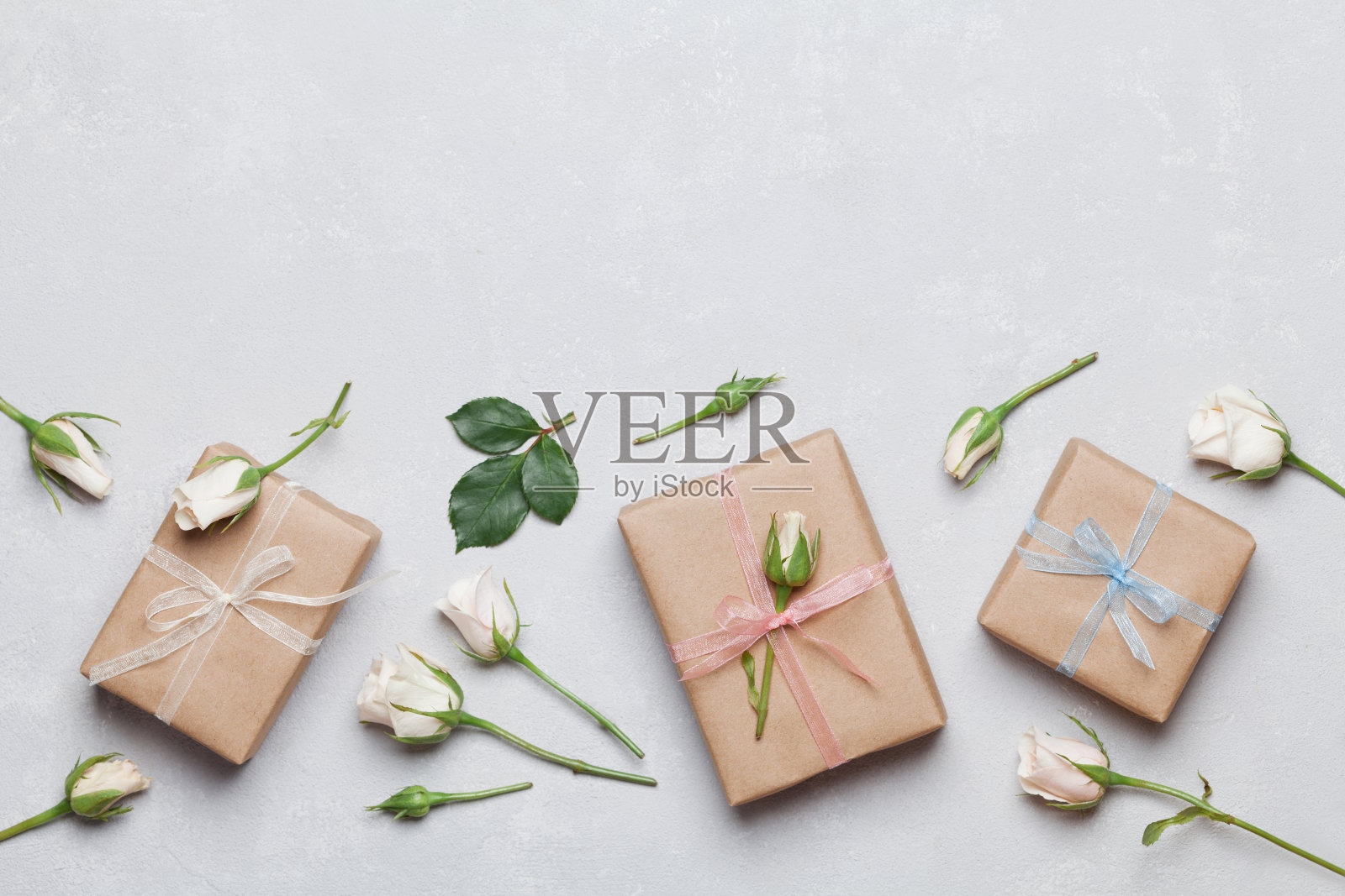 礼物或礼物装饰玫瑰花。节日的概念。平的。照片摄影图片