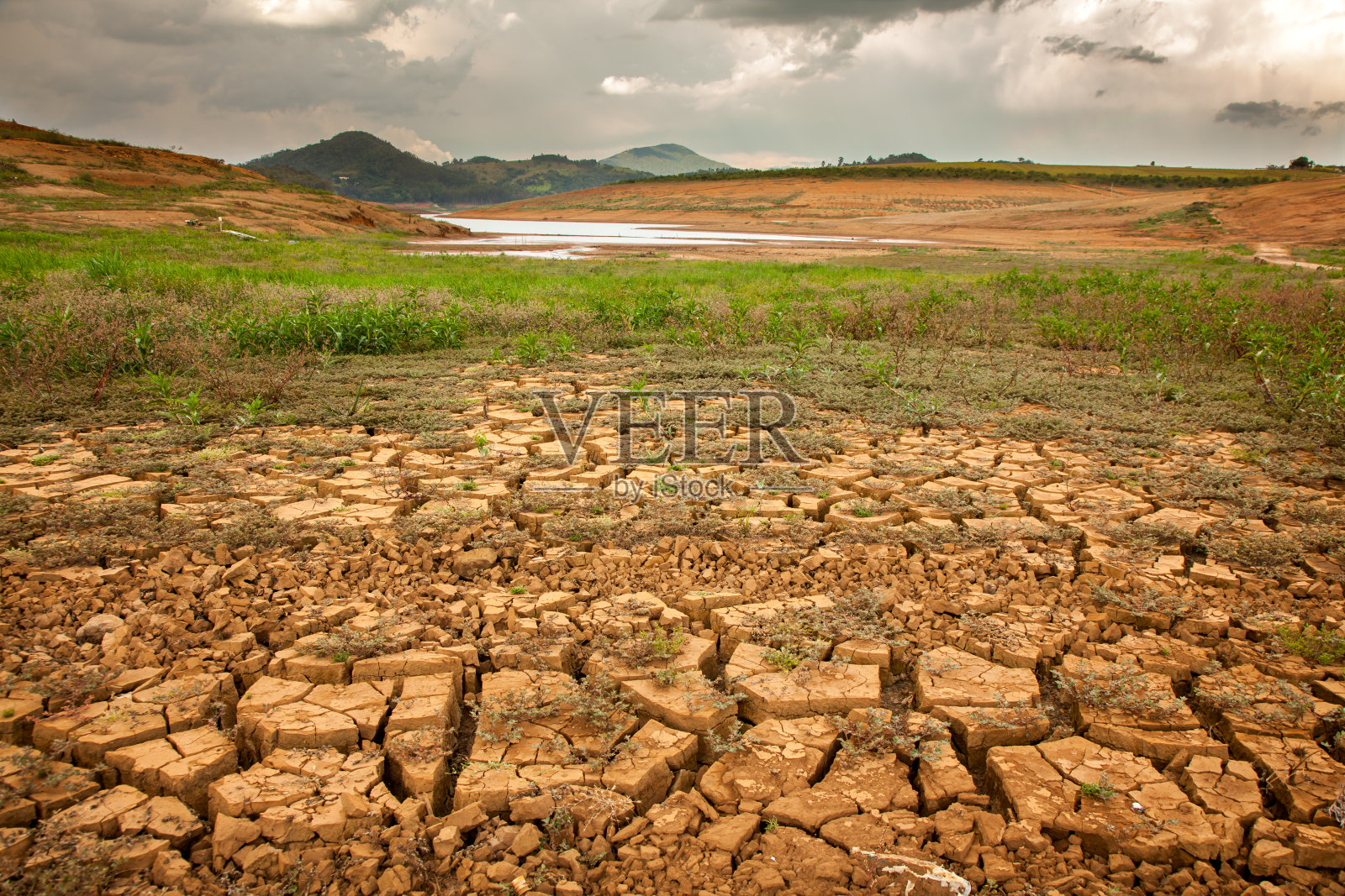 巴西大坝的干旱土壤照片摄影图片
