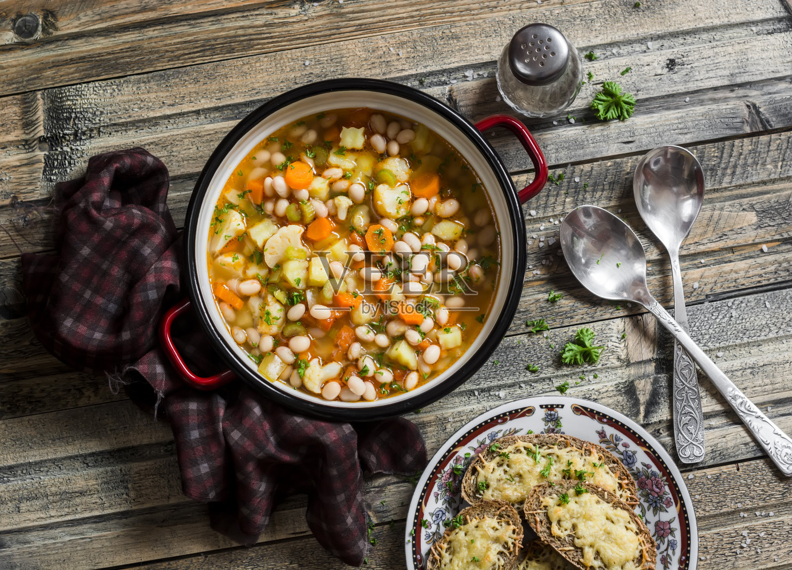 素菜豆汤和帕尔马干酪吐司照片摄影图片