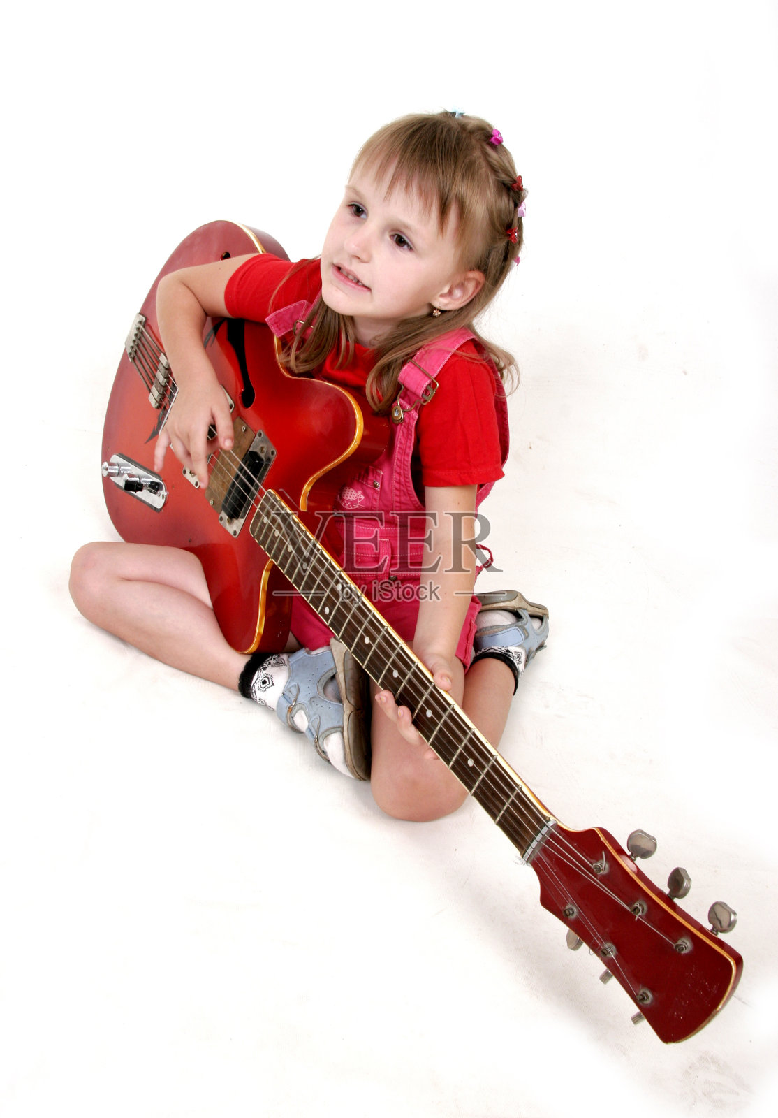 小女孩和吉他照片摄影图片
