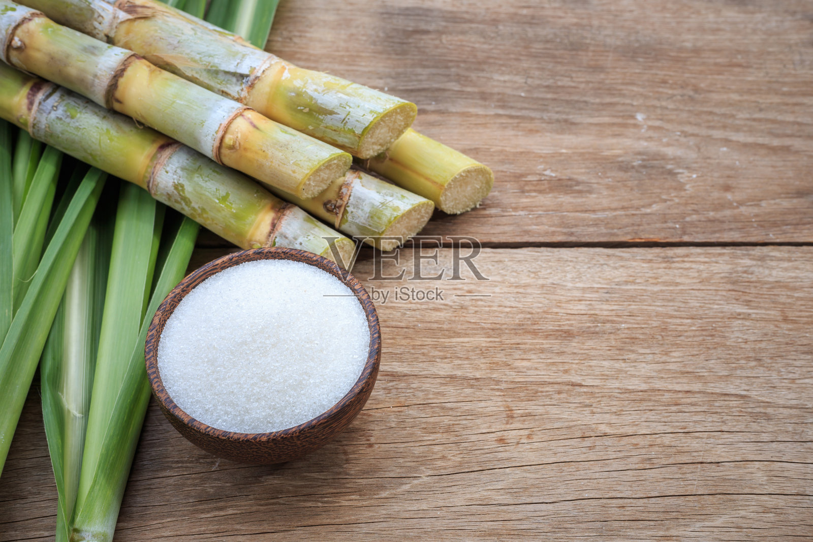 白糖，甘蔗和木叶照片摄影图片