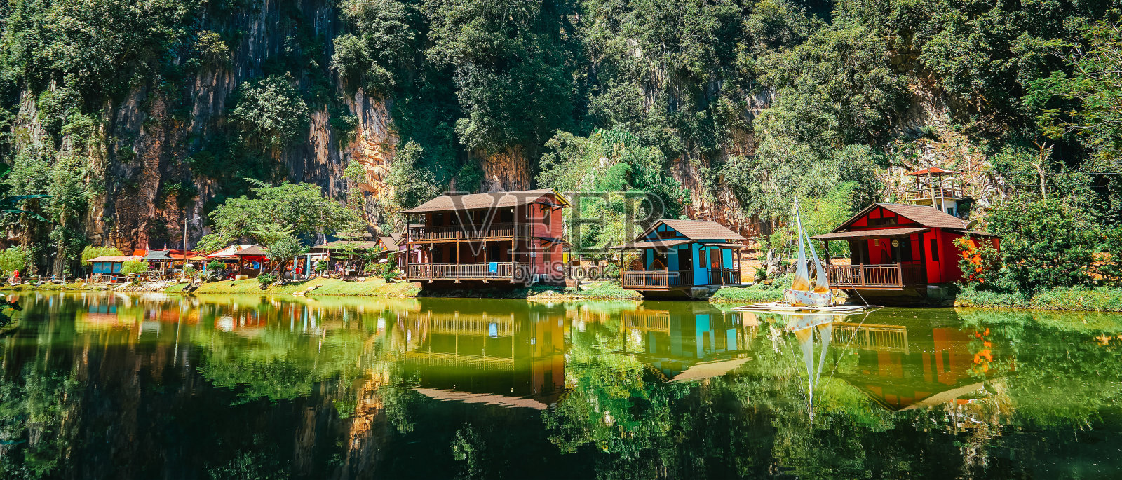 马来西亚霹雳州怡保湖的木屋照片摄影图片