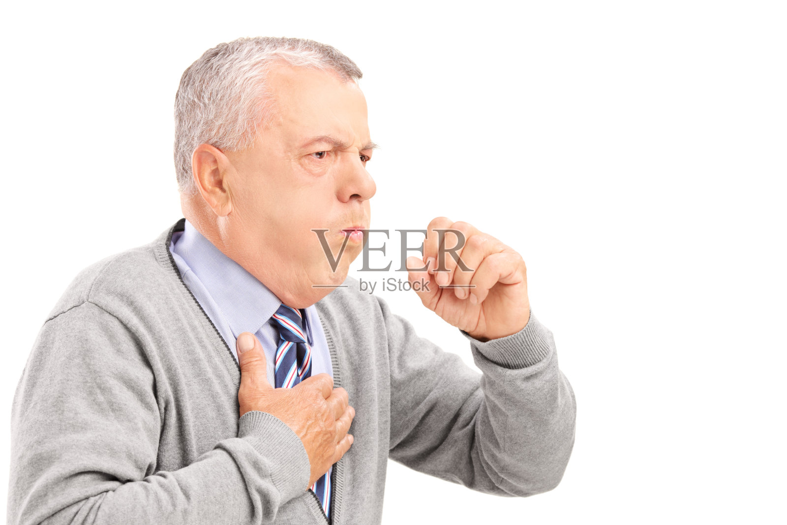 一个满头白发的成熟男子用手咳嗽着照片摄影图片