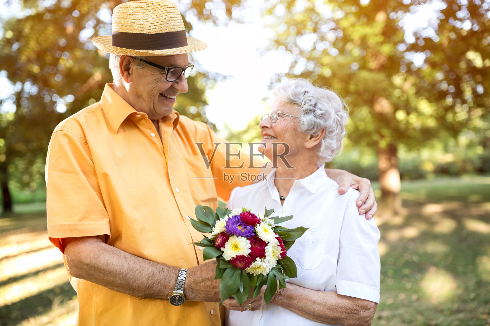 公园里一对浪漫快乐的老年情侣照片摄影图片