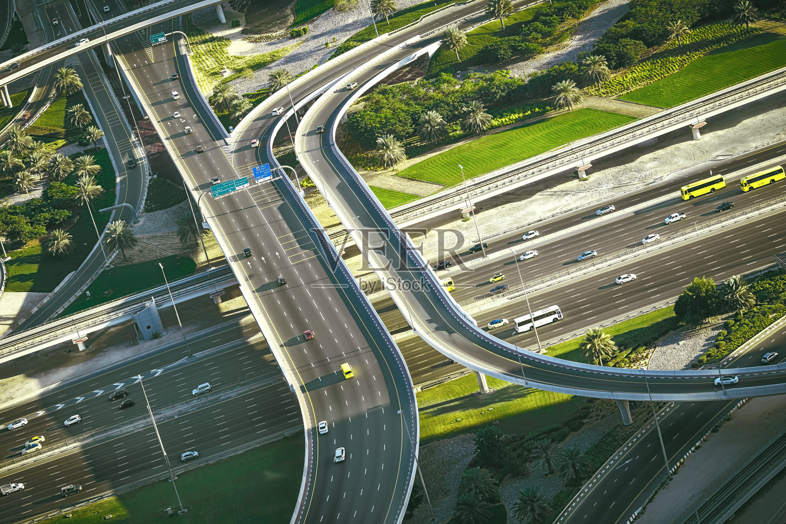 阿联酋迪拜高速公路交叉口鸟瞰图。照片摄影图片