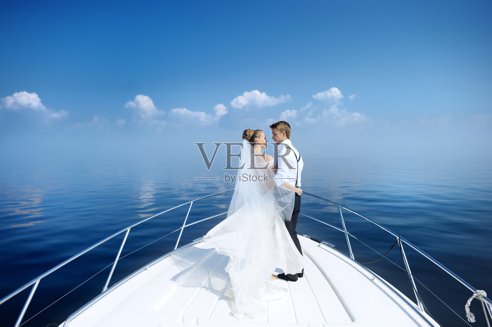 游艇上的新郎新娘快乐照片摄影图片