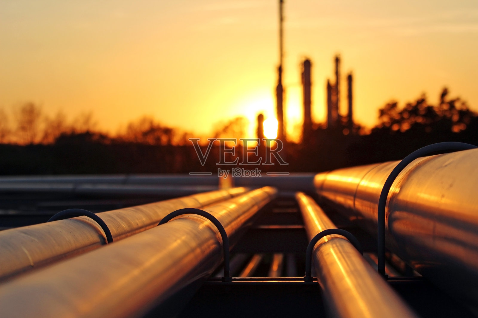 日落时分的原油炼油厂与管道连接照片摄影图片