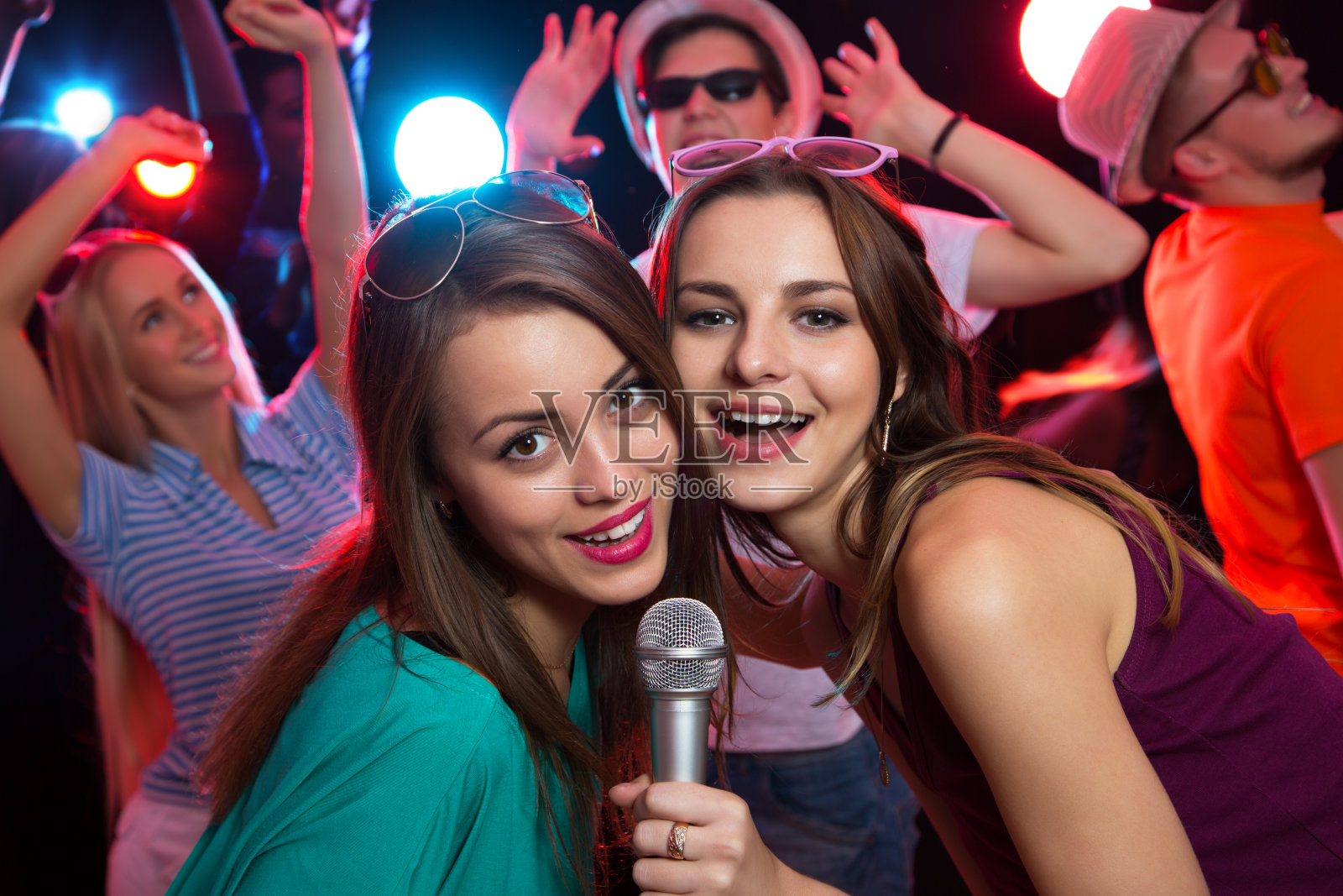 快乐的女孩在派对上唱歌照片摄影图片