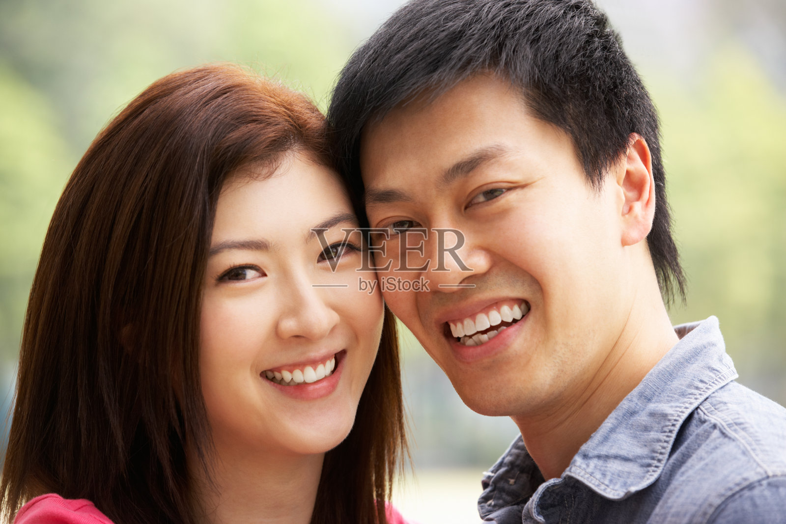 年轻的中国夫妇的头和肩膀肖像照片摄影图片