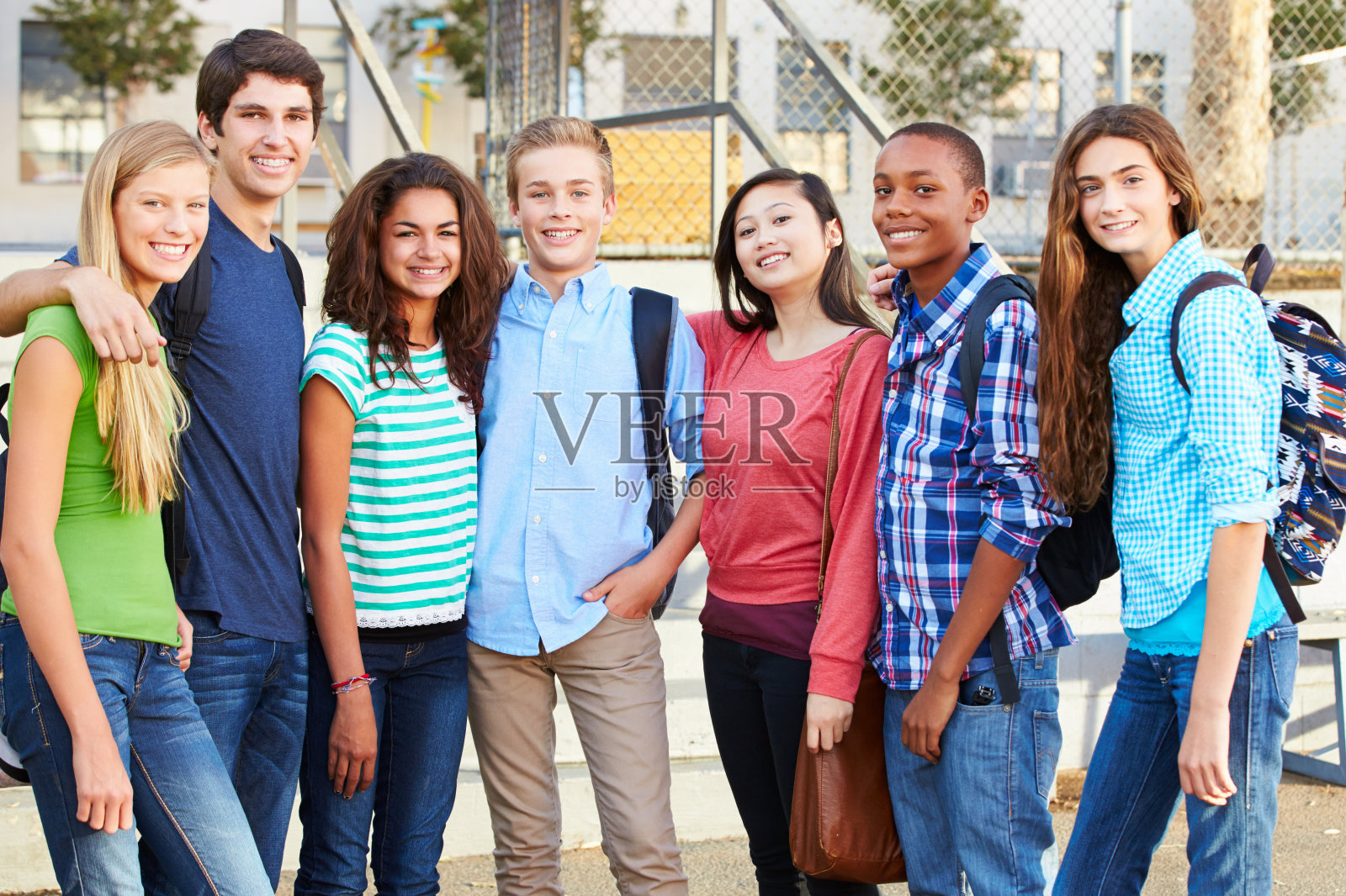 一组青少年学生在教室外照片摄影图片