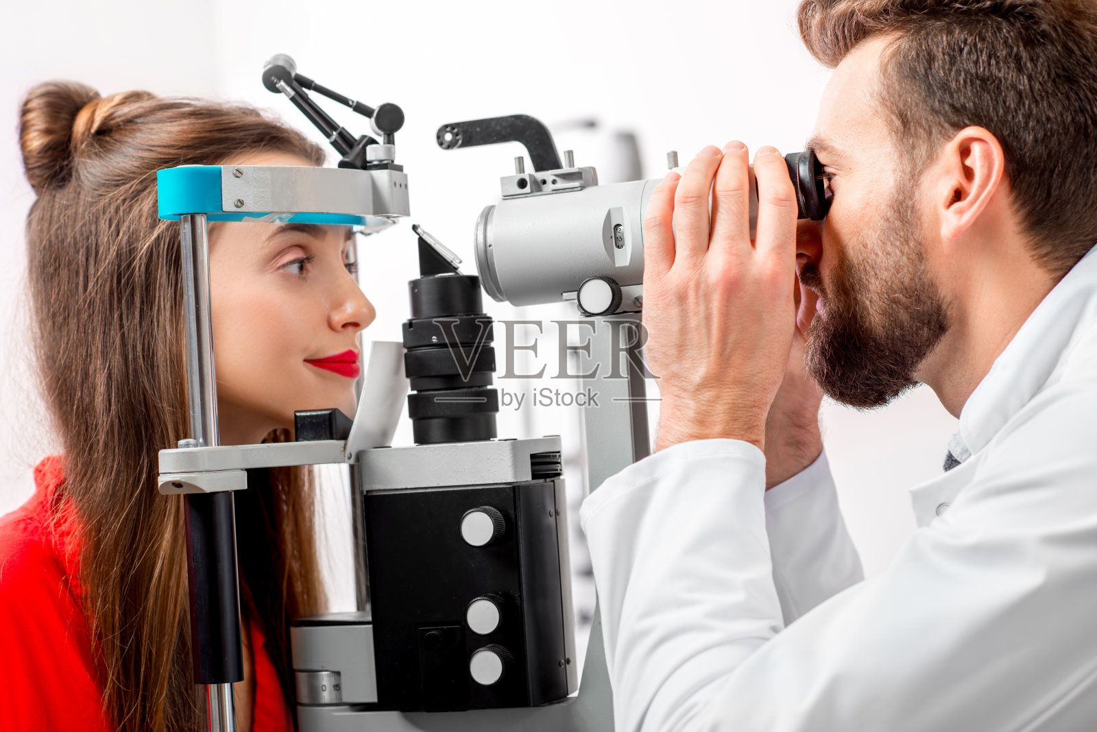 眼科医生检查视力照片摄影图片