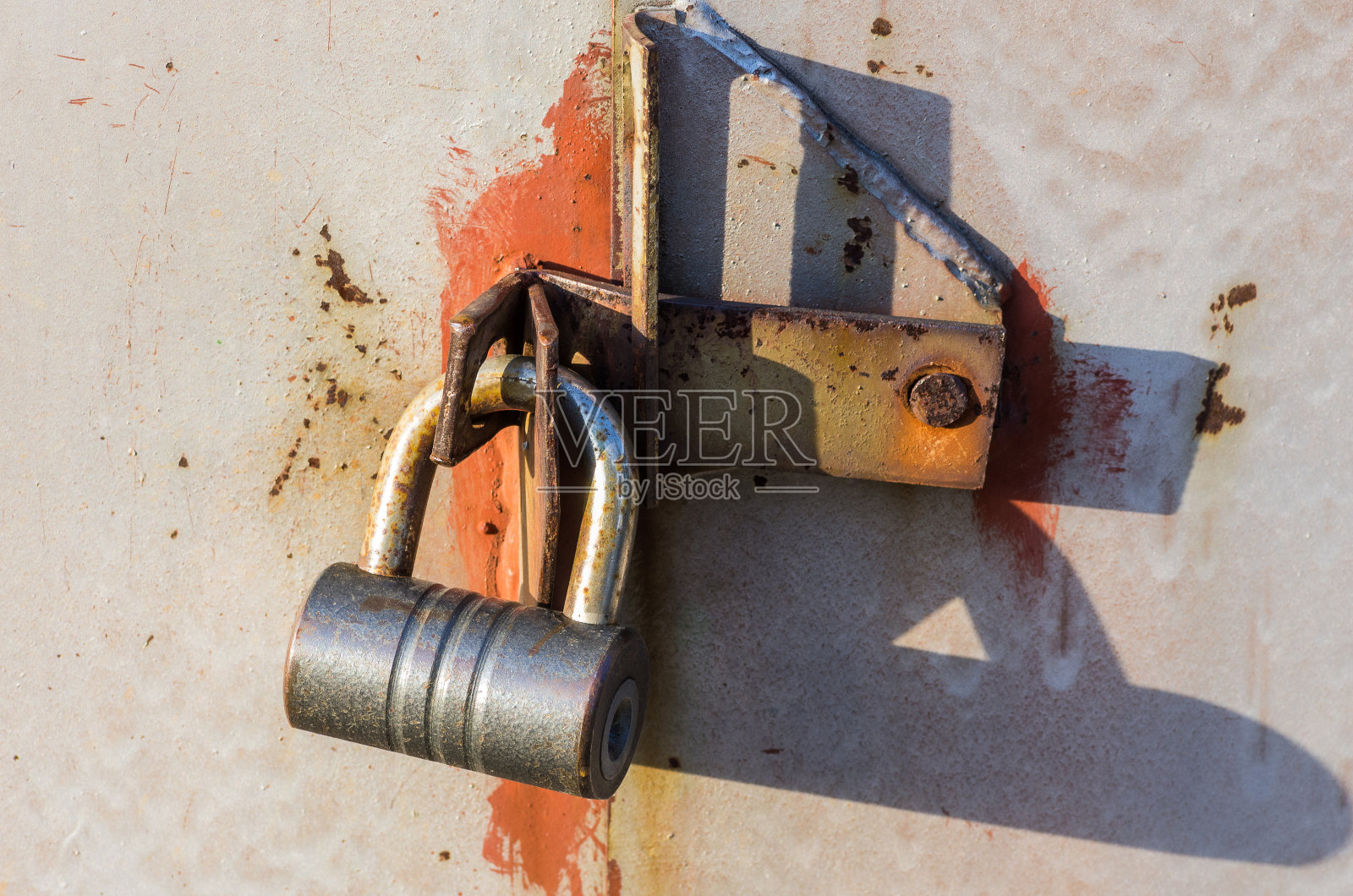 旧铁门上的挂锁照片摄影图片