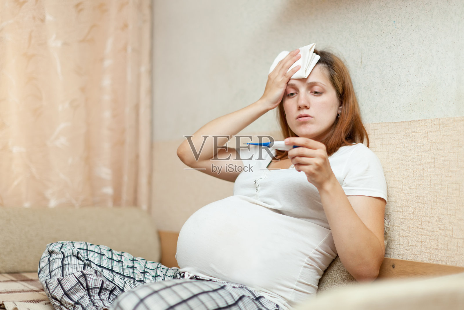 家里有体温计的孕妇照片摄影图片