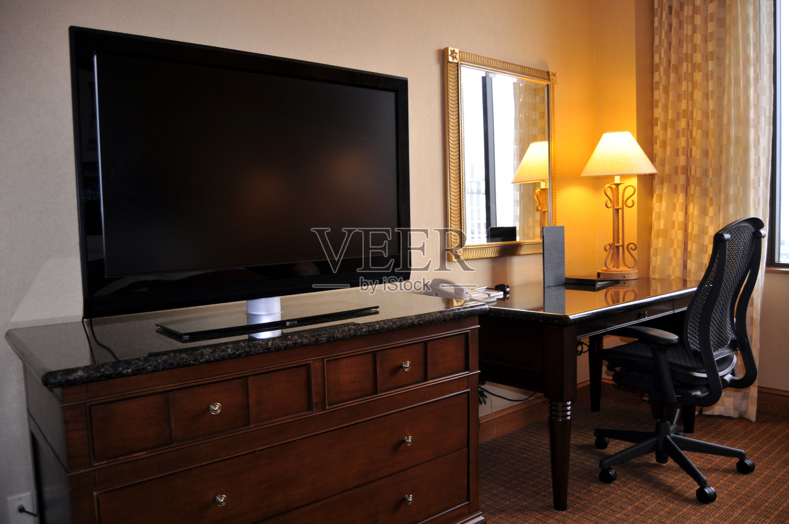 酒店的房间台和电视照片摄影图片
