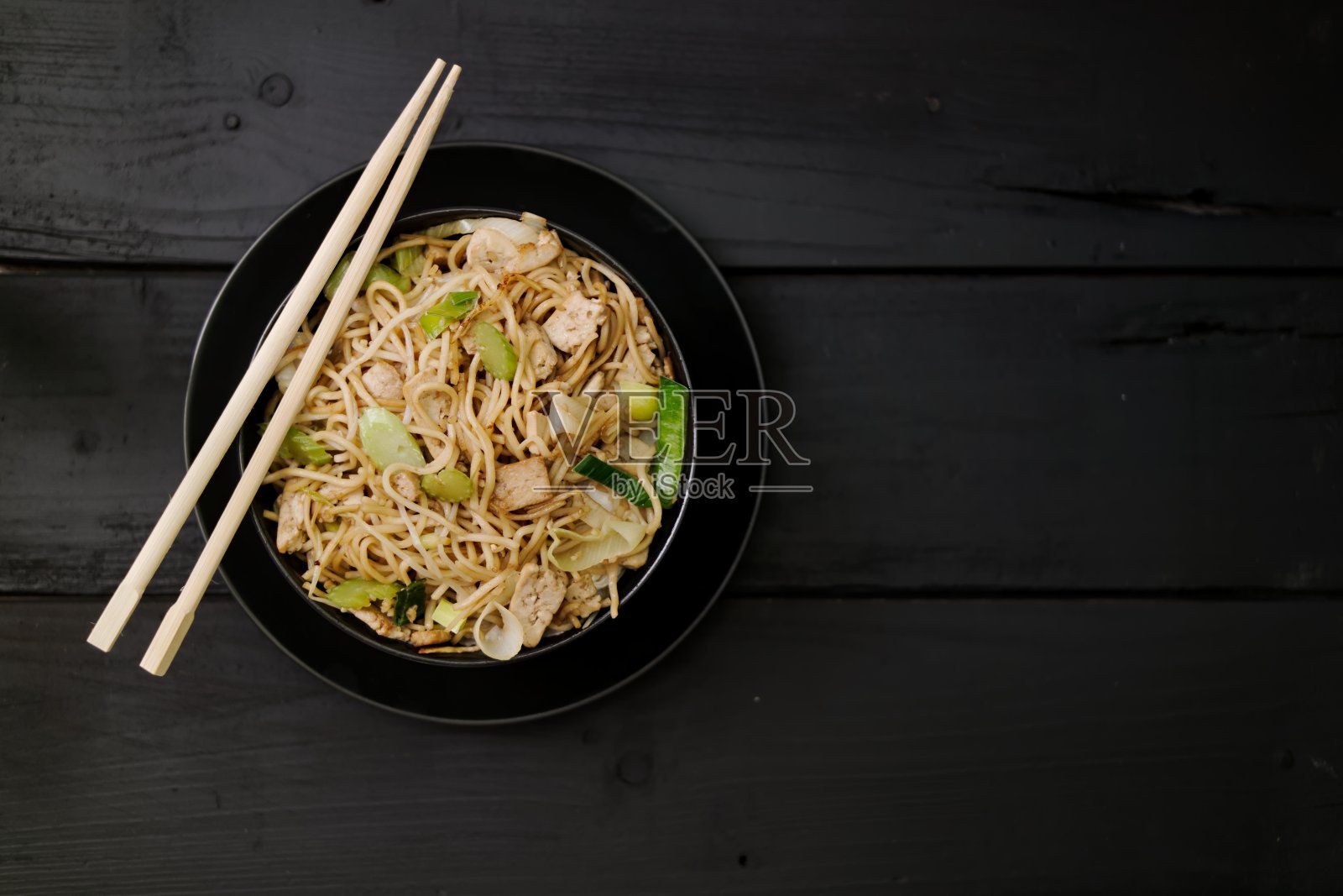 亚洲炒面，蔬菜和豆腐自上而下平照片摄影图片