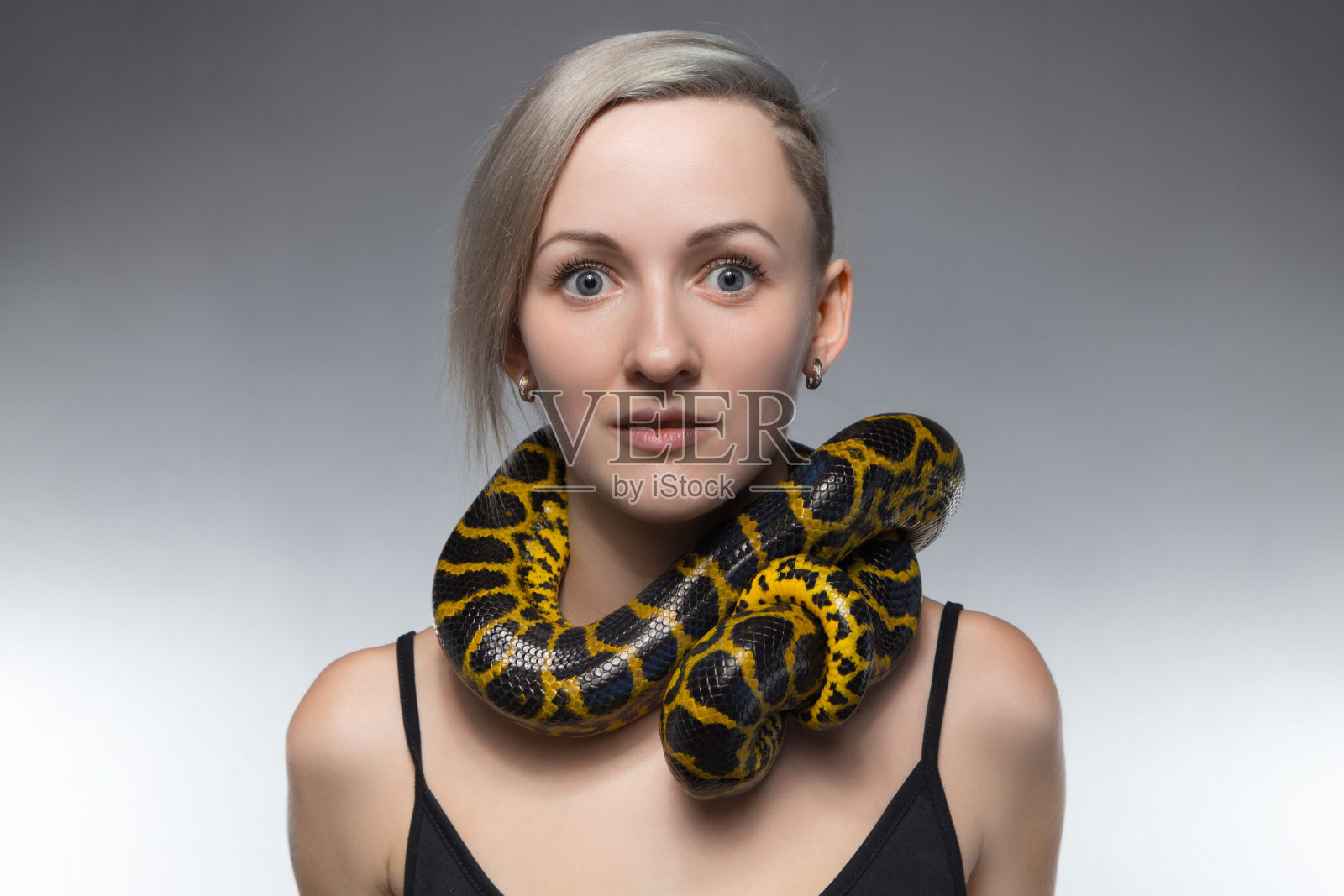 脖子上有条蟒蛇的女人照片摄影图片
